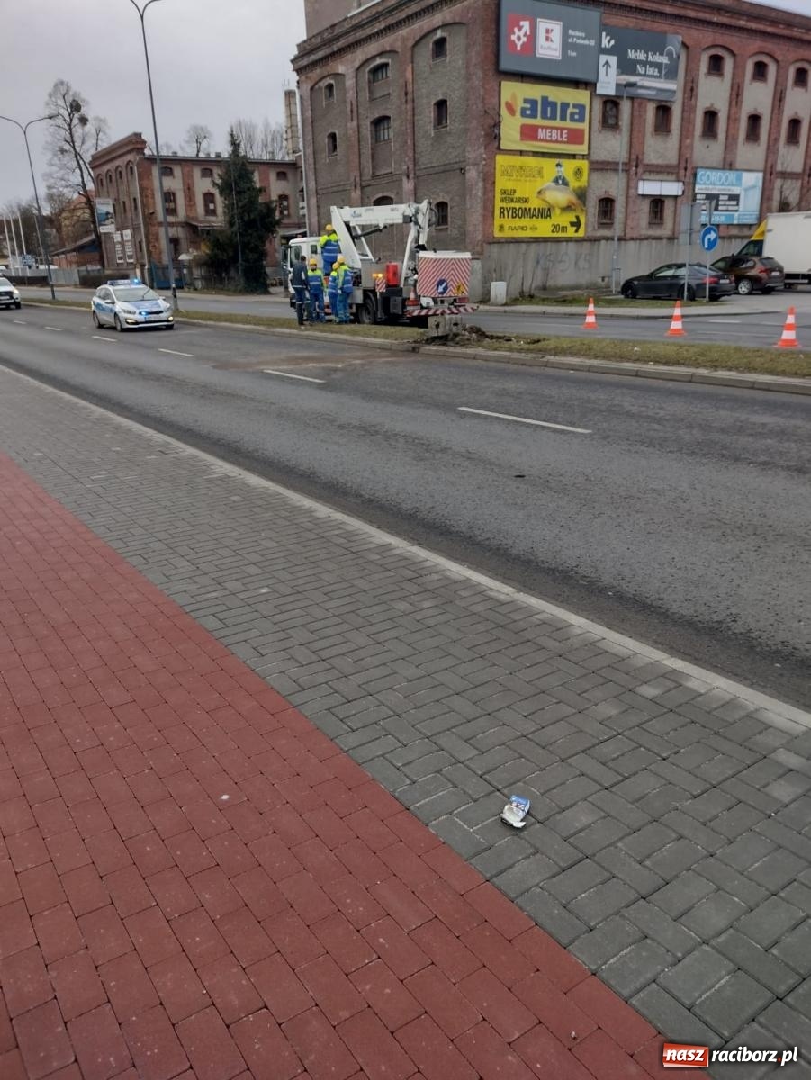 Zdjęcie w galerii na portalu naszraciborz.pl: Latarnia wyrwana wraz z podstawą. 19-latek przeszarżował na Reymonta wiadomości z regionu