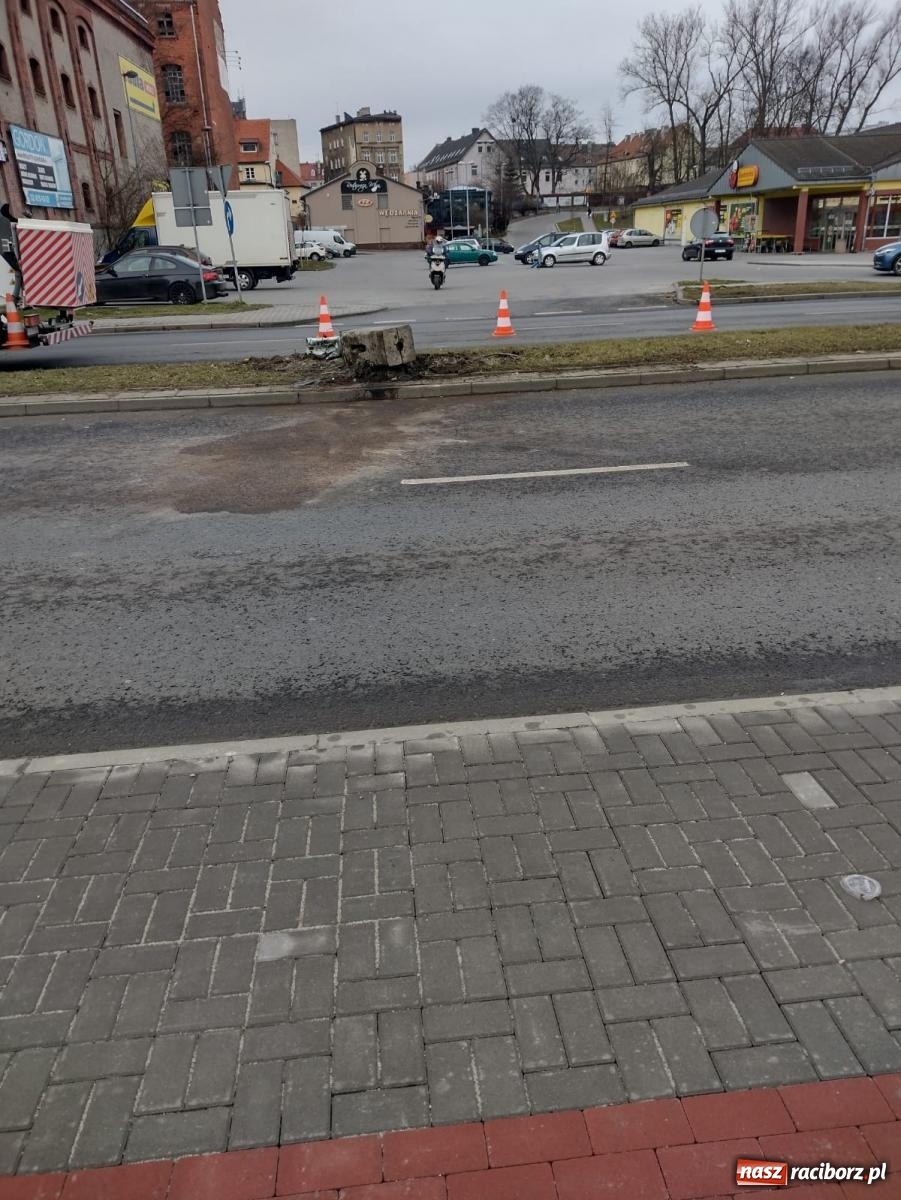 Zdjęcie w galerii na portalu naszraciborz.pl: Latarnia wyrwana wraz z podstawą. 19-latek przeszarżował na Reymonta wiadomości z regionu