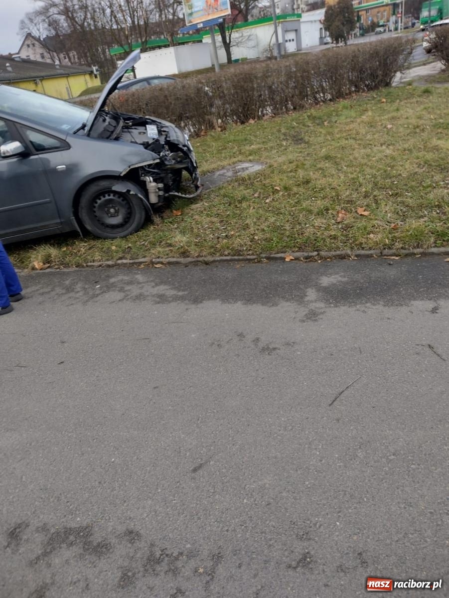 Zdjęcie w galerii na portalu naszraciborz.pl: Latarnia wyrwana wraz z podstawą. 19-latek przeszarżował na Reymonta wiadomości z regionu