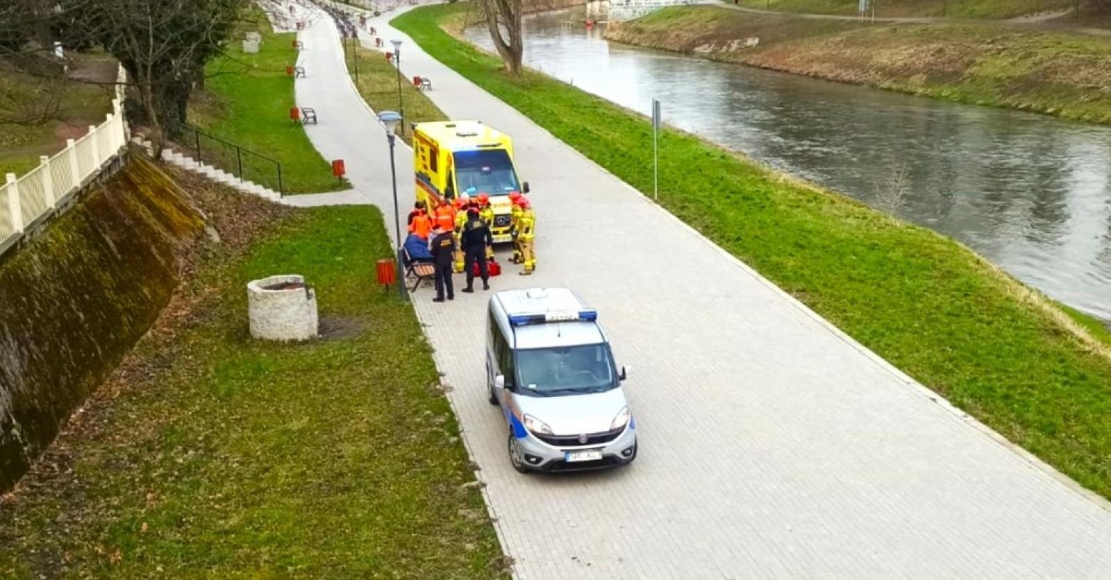 Zdjęcie w galerii na portalu naszraciborz.pl: Raport 998. Nieprzytomny mężczyzna na bulwarach. Na ratunek ruszyli strażacy wiadomości z regionu