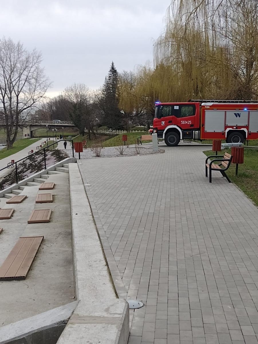 Zdjęcie w galerii na portalu naszraciborz.pl: Raport 998. Nieprzytomny mężczyzna na bulwarach. Na ratunek ruszyli strażacy wiadomości z regionu