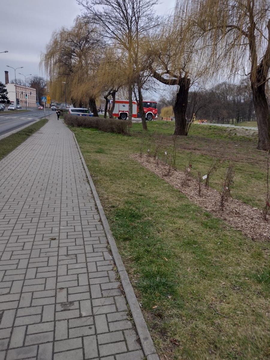 Zdjęcie w galerii na portalu naszraciborz.pl: Raport 998. Nieprzytomny mężczyzna na bulwarach. Na ratunek ruszyli strażacy wiadomości z regionu