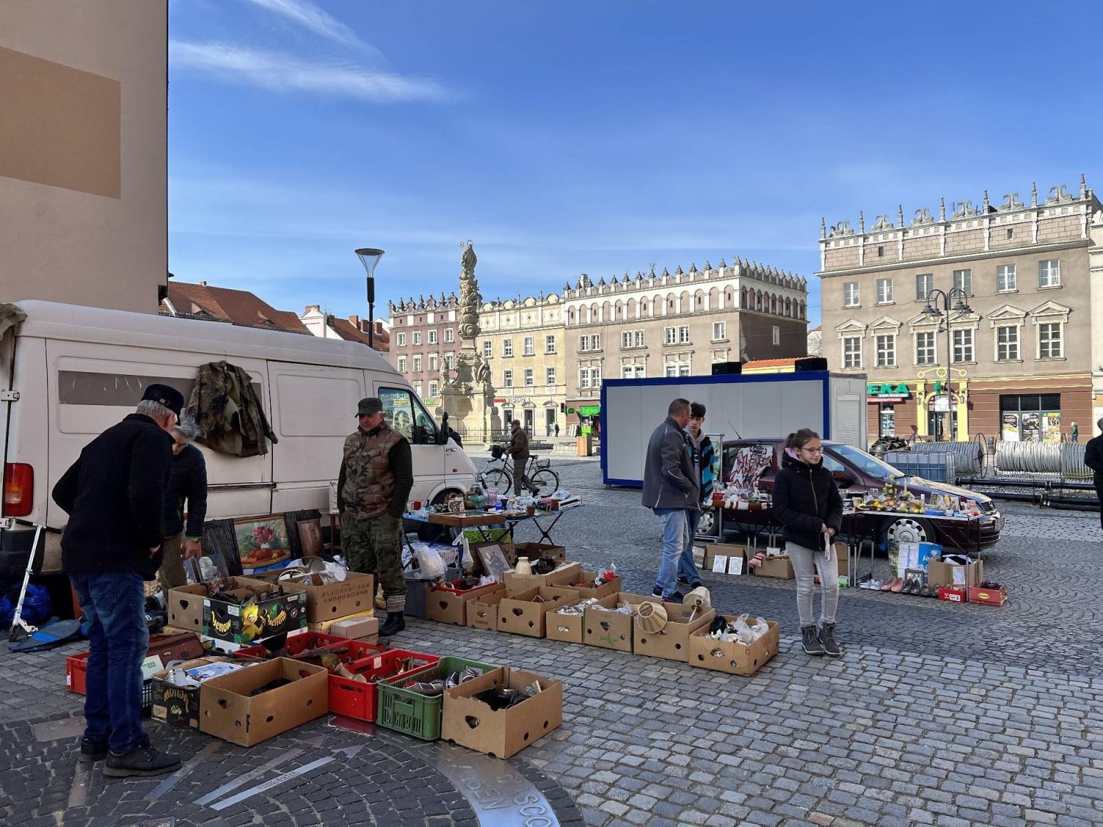 Zdjęcie w galerii na portalu naszraciborz.pl: Głośniki nie do zdarcia, czyli retro radio z Bluetooth na targu staroci w Raciborzu wiadomości z regionu