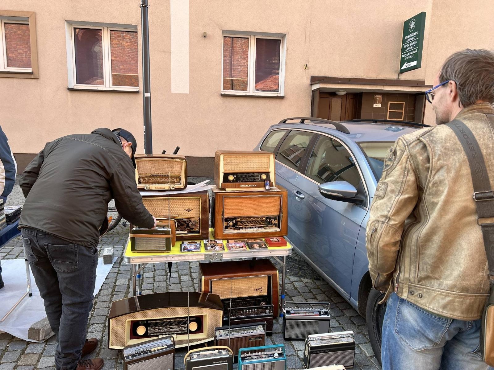 Zdjęcie w galerii na portalu naszraciborz.pl: Głośniki nie do zdarcia, czyli retro radio z Bluetooth na targu staroci w Raciborzu wiadomości z regionu