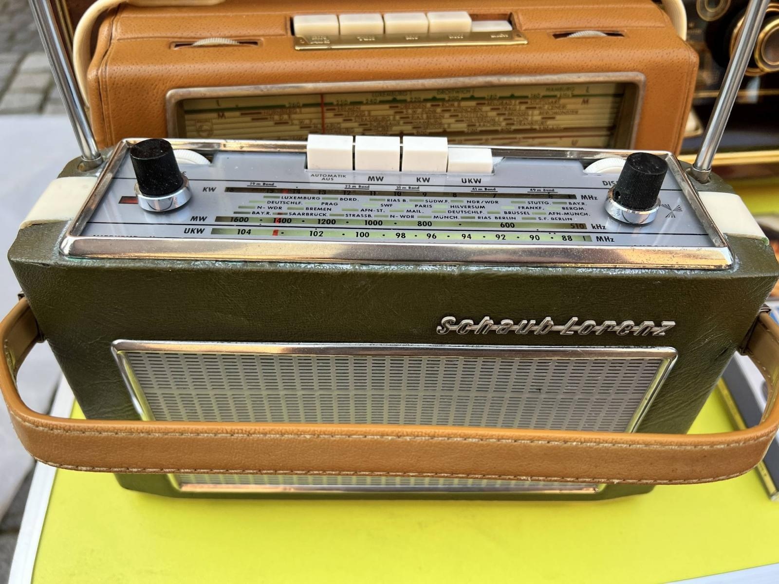 Zdjęcie w galerii na portalu naszraciborz.pl: Głośniki nie do zdarcia, czyli retro radio z Bluetooth na targu staroci w Raciborzu wiadomości z regionu