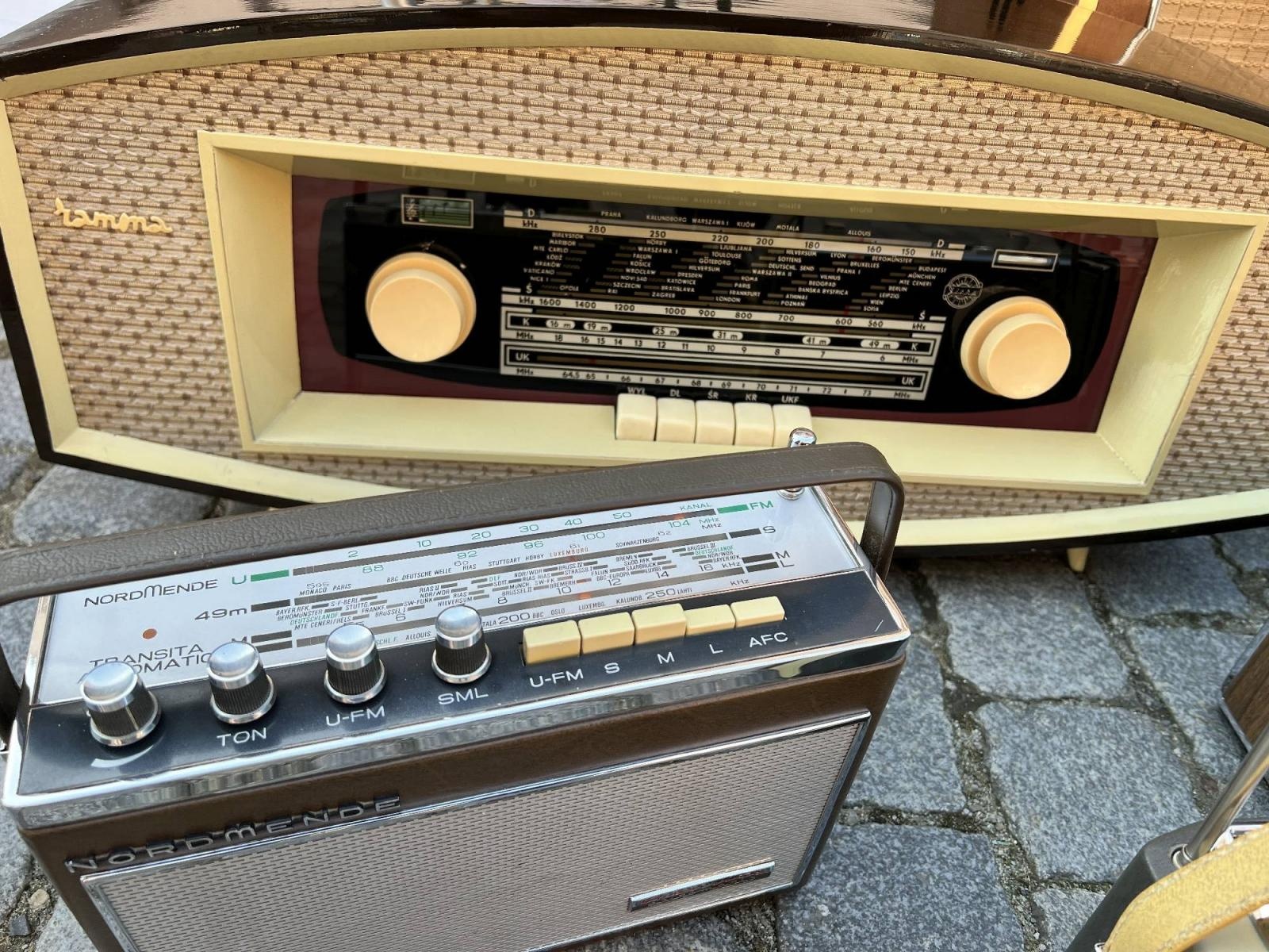 Zdjęcie w galerii na portalu naszraciborz.pl: Głośniki nie do zdarcia, czyli retro radio z Bluetooth na targu staroci w Raciborzu wiadomości z regionu