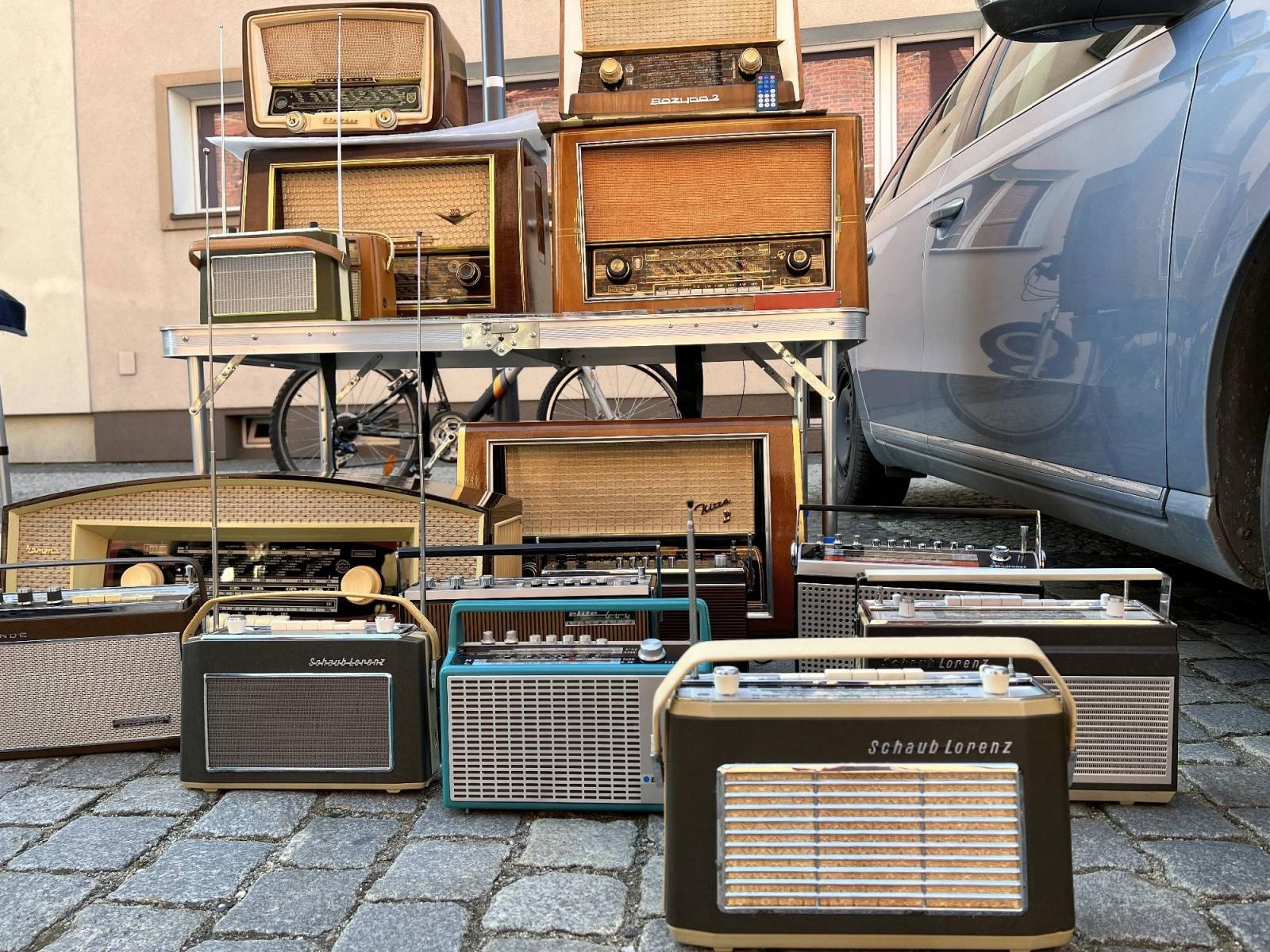 Zdjęcie w galerii na portalu naszraciborz.pl: Głośniki nie do zdarcia, czyli retro radio z Bluetooth na targu staroci w Raciborzu wiadomości z regionu