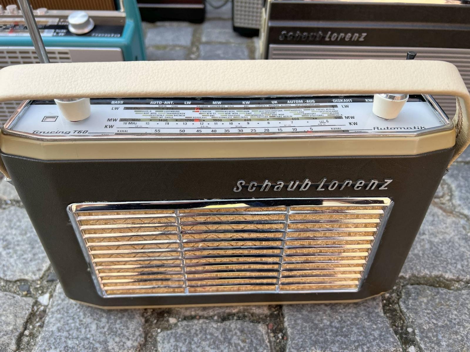 Zdjęcie w galerii na portalu naszraciborz.pl: Głośniki nie do zdarcia, czyli retro radio z Bluetooth na targu staroci w Raciborzu wiadomości z regionu