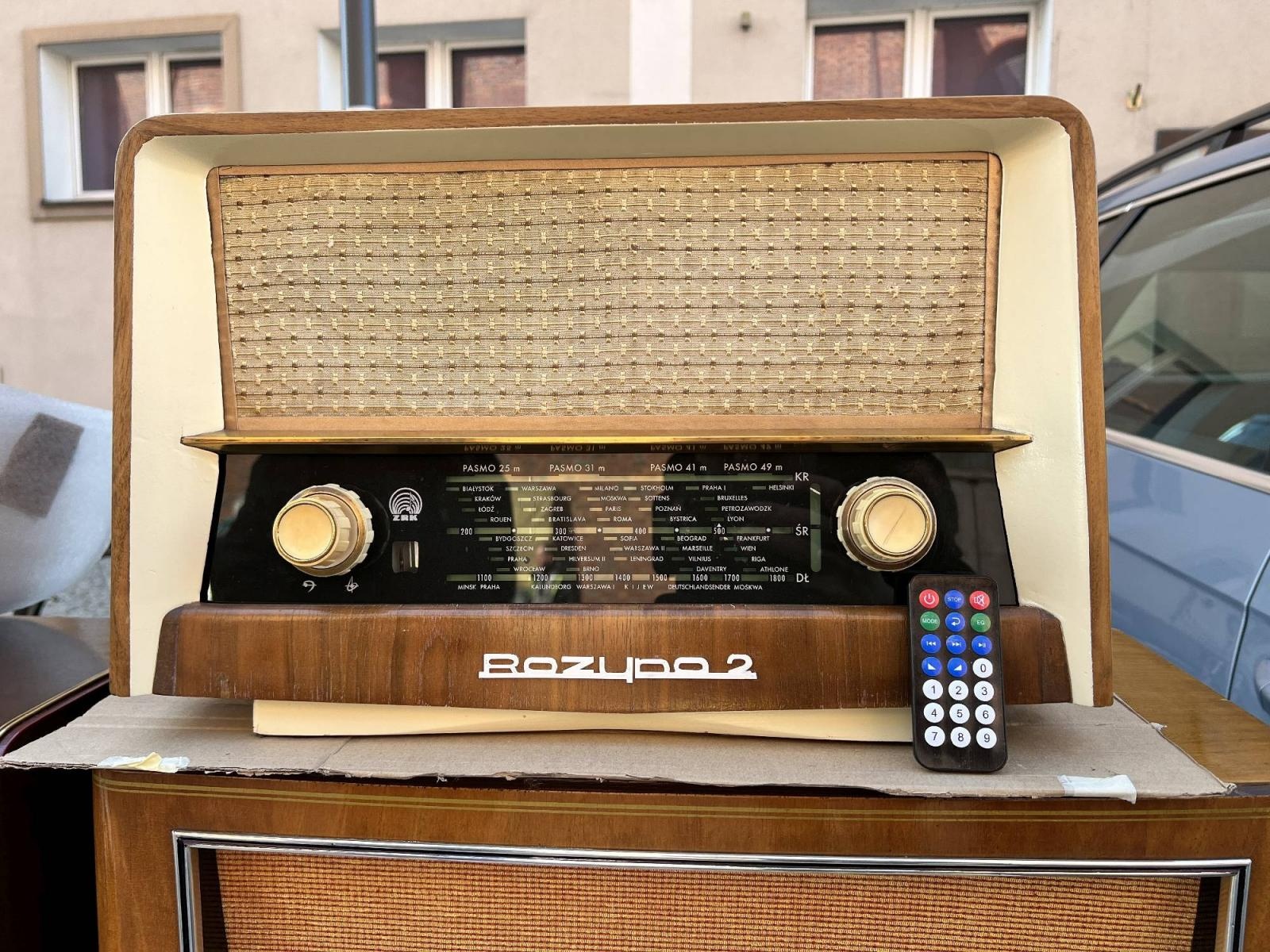 Zdjęcie w galerii na portalu naszraciborz.pl: Głośniki nie do zdarcia, czyli retro radio z Bluetooth na targu staroci w Raciborzu wiadomości z regionu