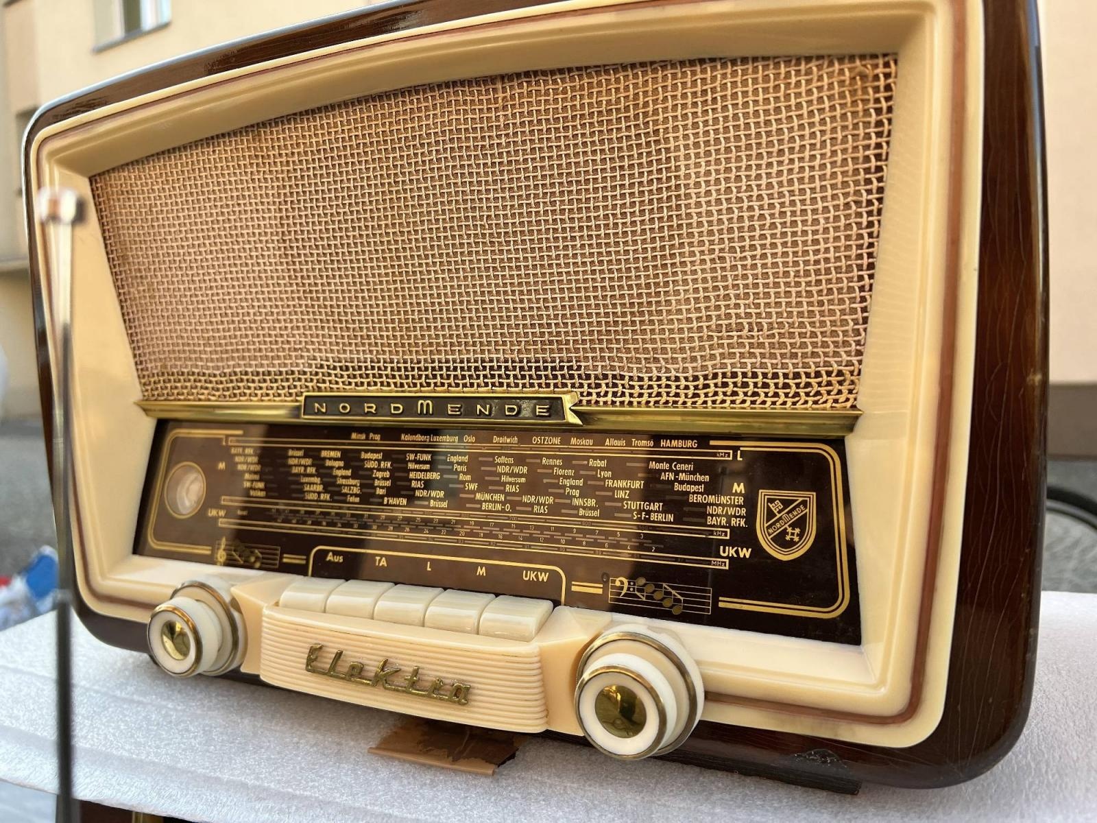Zdjęcie w galerii na portalu naszraciborz.pl: Głośniki nie do zdarcia, czyli retro radio z Bluetooth na targu staroci w Raciborzu wiadomości z regionu