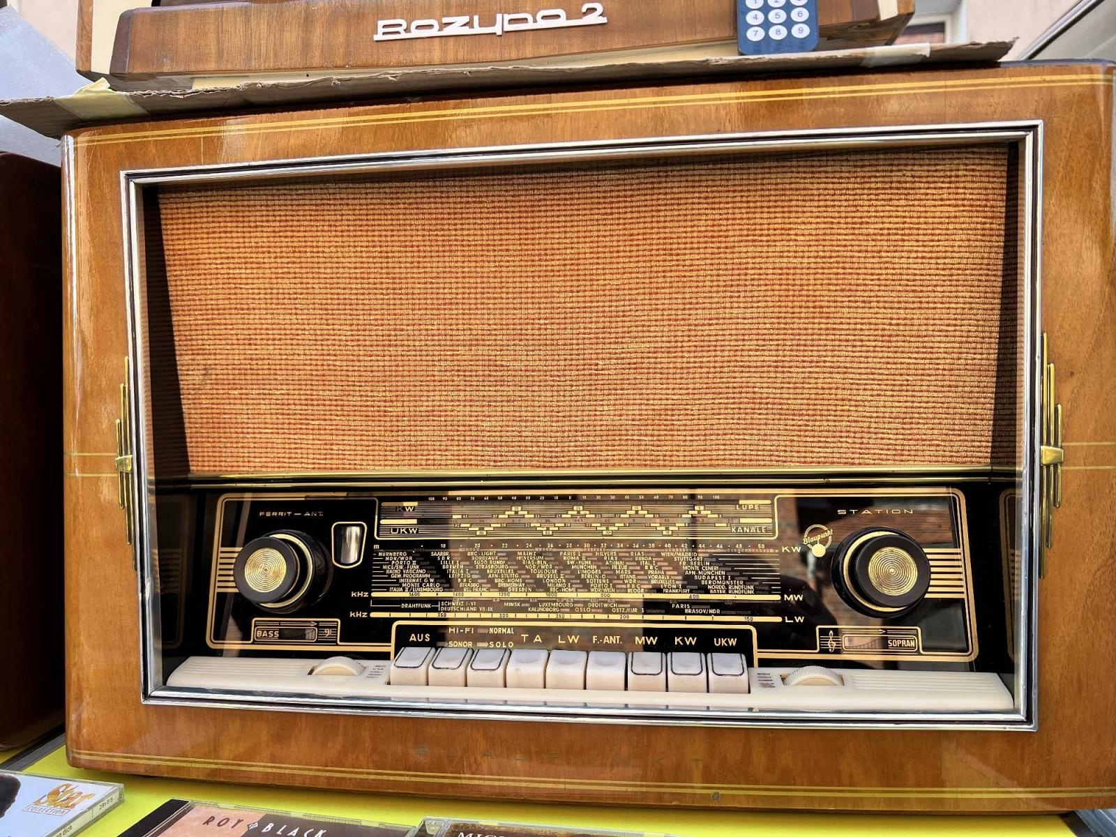 Zdjęcie w galerii na portalu naszraciborz.pl: Głośniki nie do zdarcia, czyli retro radio z Bluetooth na targu staroci w Raciborzu wiadomości z regionu