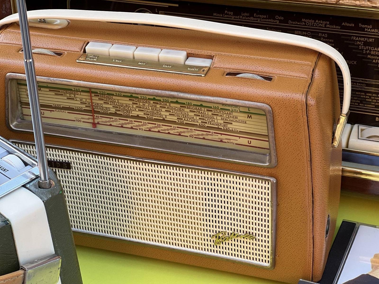 Zdjęcie w galerii na portalu naszraciborz.pl: Głośniki nie do zdarcia, czyli retro radio z Bluetooth na targu staroci w Raciborzu wiadomości z regionu