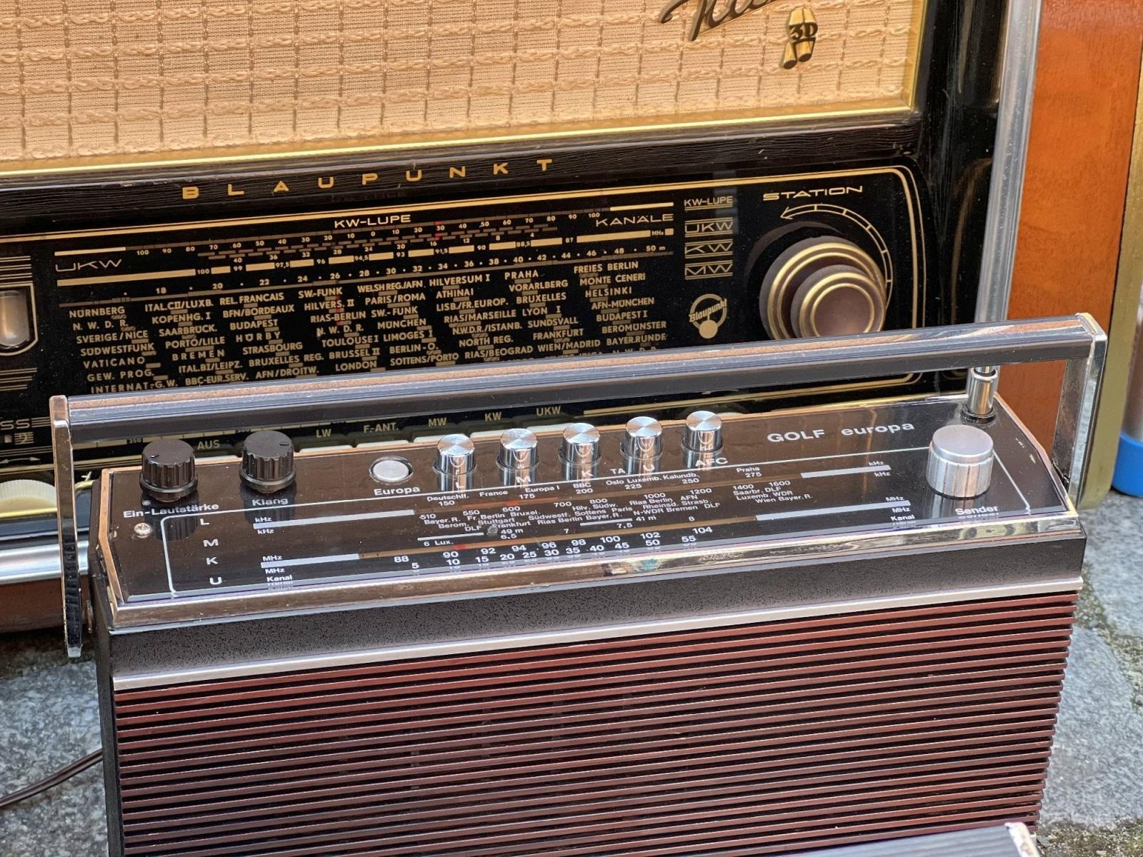 Zdjęcie w galerii na portalu naszraciborz.pl: Głośniki nie do zdarcia, czyli retro radio z Bluetooth na targu staroci w Raciborzu wiadomości z regionu