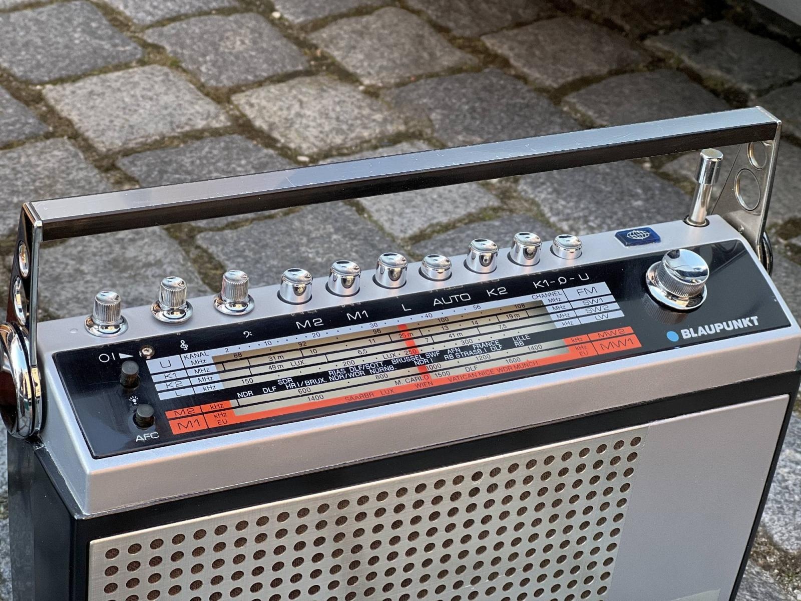 Zdjęcie w galerii na portalu naszraciborz.pl: Głośniki nie do zdarcia, czyli retro radio z Bluetooth na targu staroci w Raciborzu wiadomości z regionu