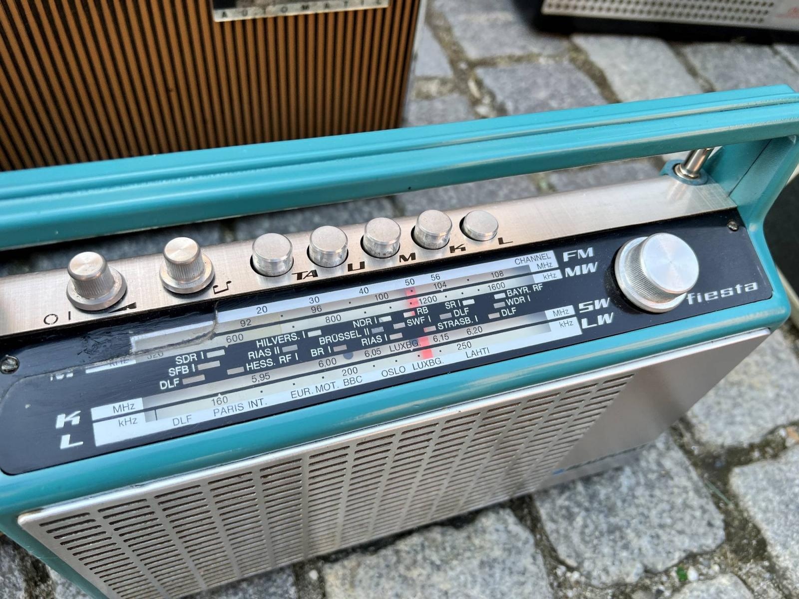 Zdjęcie w galerii na portalu naszraciborz.pl: Głośniki nie do zdarcia, czyli retro radio z Bluetooth na targu staroci w Raciborzu wiadomości z regionu
