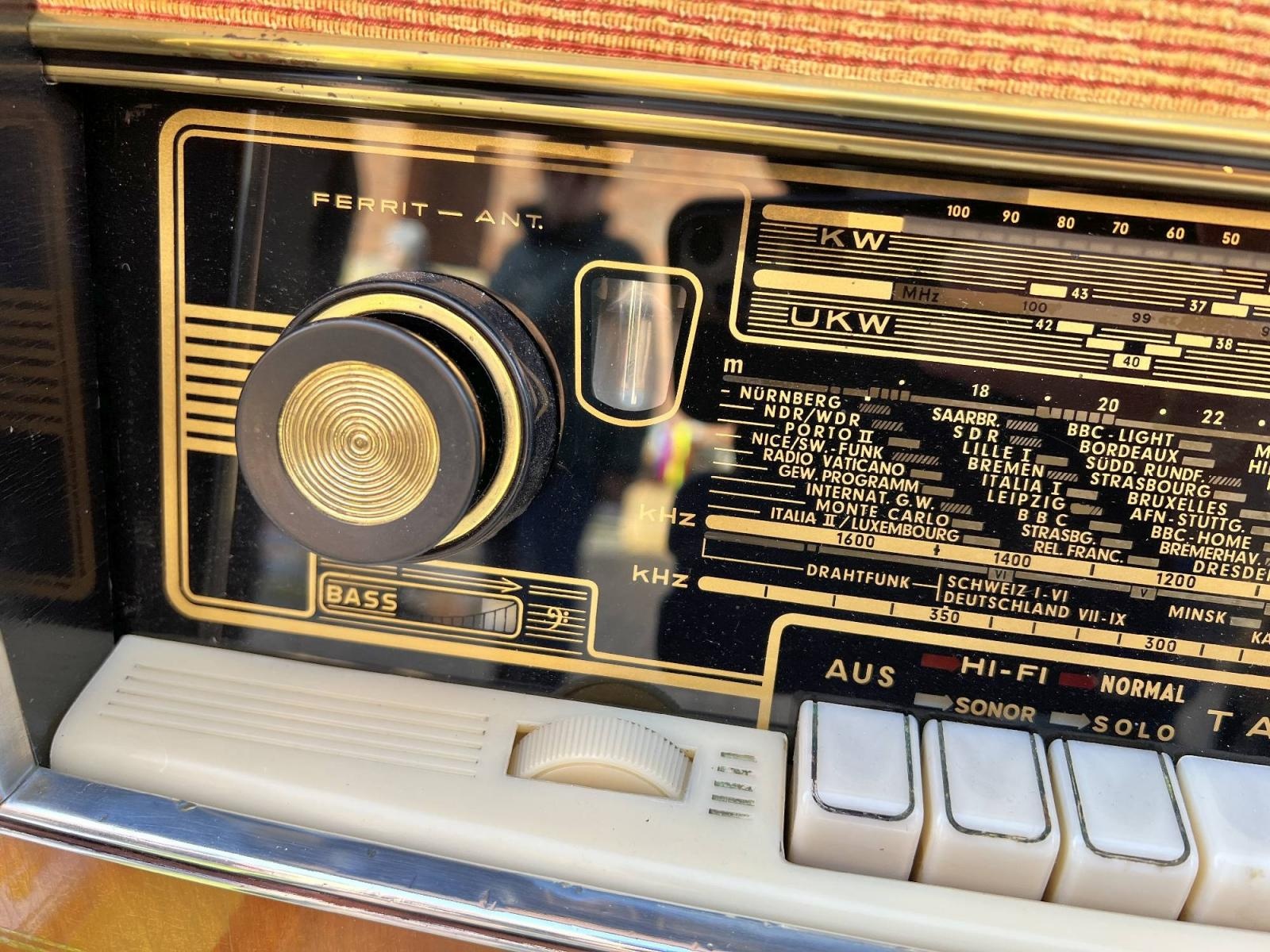 Zdjęcie w galerii na portalu naszraciborz.pl: Głośniki nie do zdarcia, czyli retro radio z Bluetooth na targu staroci w Raciborzu wiadomości z regionu