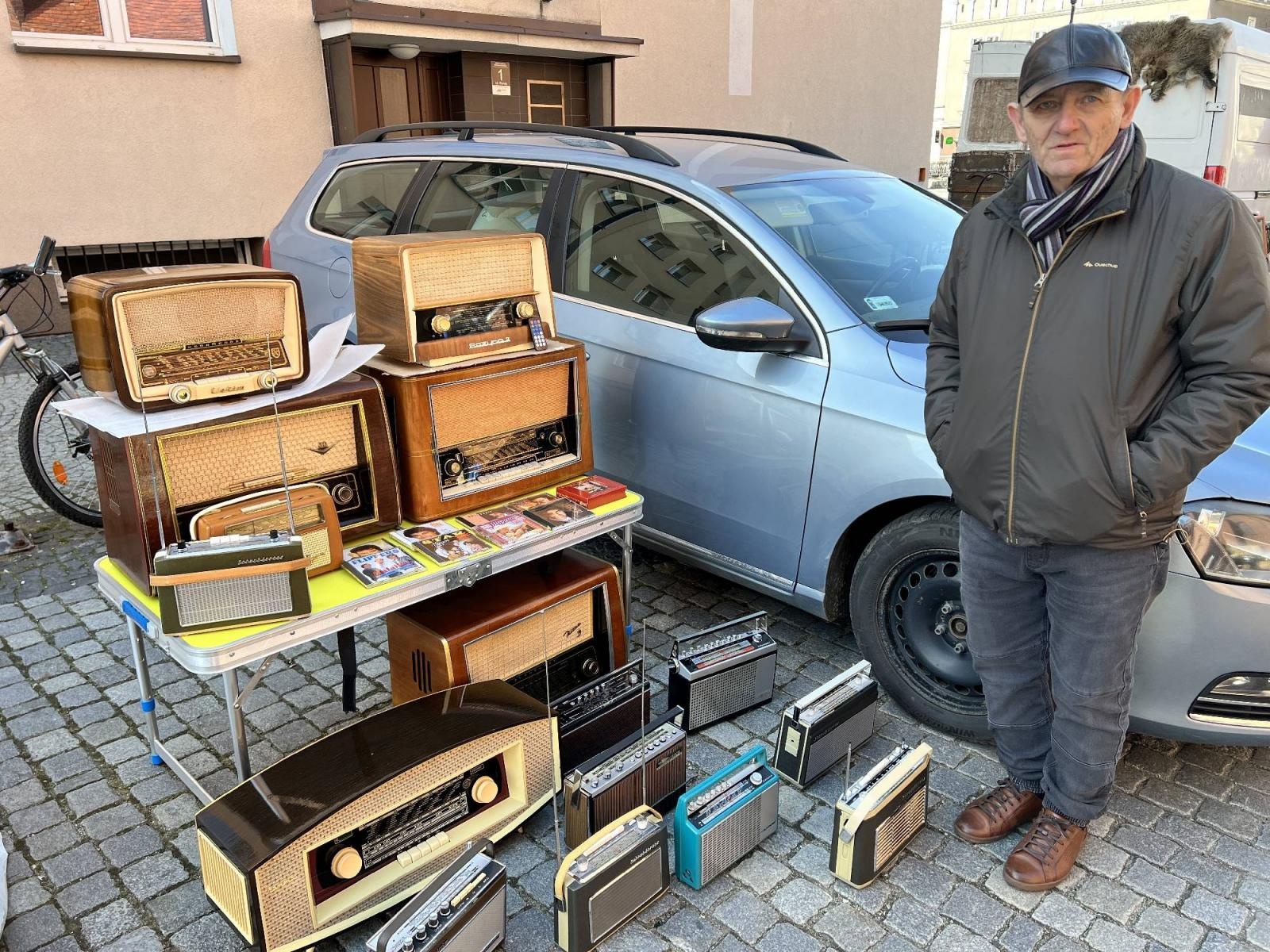 Zdjęcie w galerii na portalu naszraciborz.pl: Głośniki nie do zdarcia, czyli retro radio z Bluetooth na targu staroci w Raciborzu wiadomości z regionu
