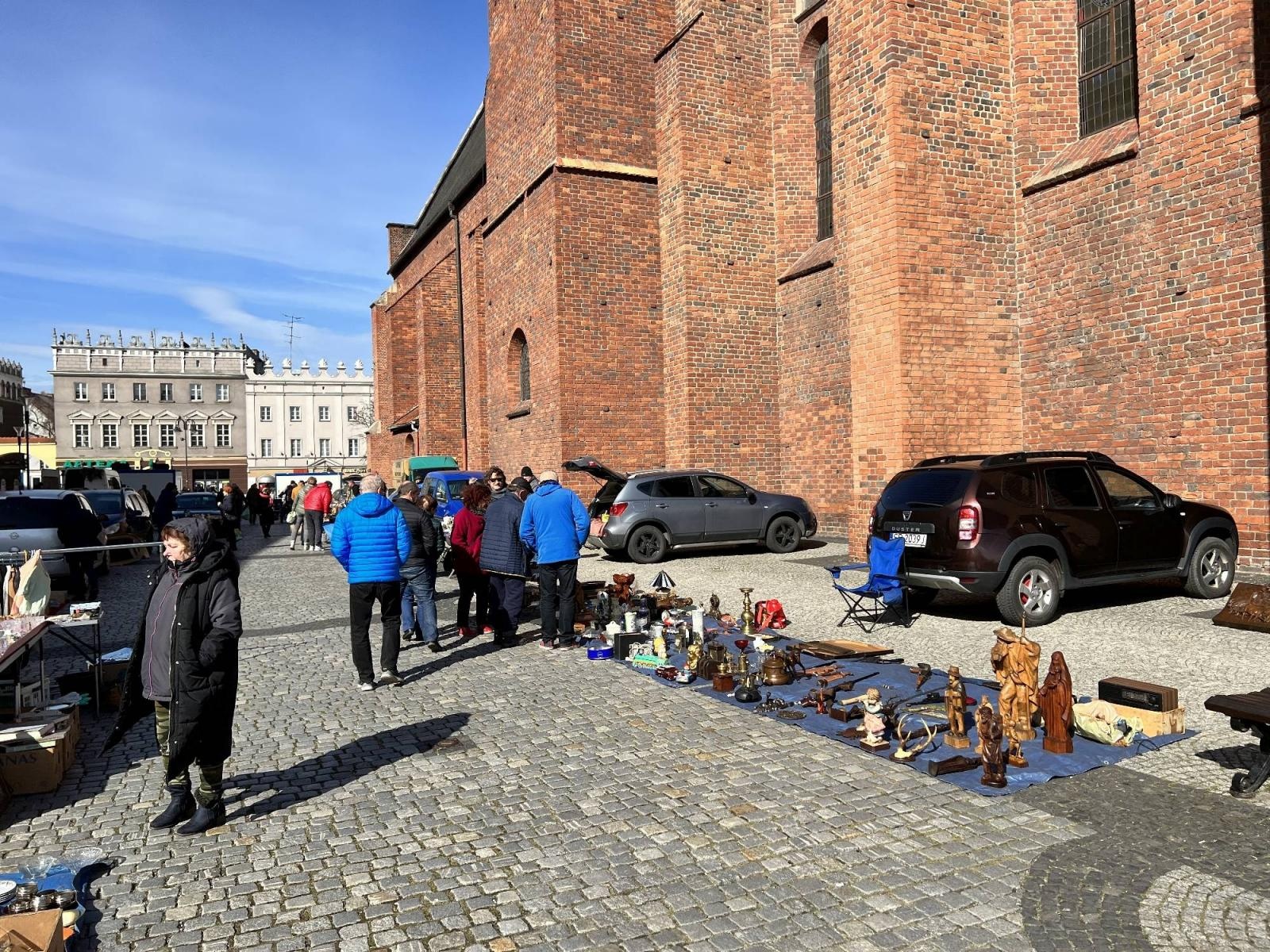 Zdjęcie w galerii na portalu naszraciborz.pl: Głośniki nie do zdarcia, czyli retro radio z Bluetooth na targu staroci w Raciborzu wiadomości z regionu