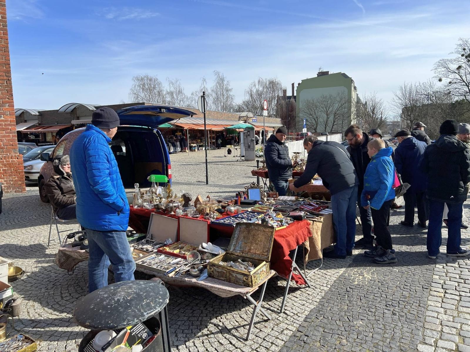 Zdjęcie w galerii na portalu naszraciborz.pl: Głośniki nie do zdarcia, czyli retro radio z Bluetooth na targu staroci w Raciborzu wiadomości z regionu