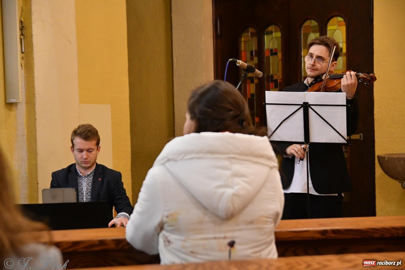 Zdjęcie w galerii na portalu naszraciborz.pl: Ukraińcy z zespołu Solowej grali dziś podczas Mszy św. w okrąglaku [FOTO i WIDEO] wiadomości z regionu