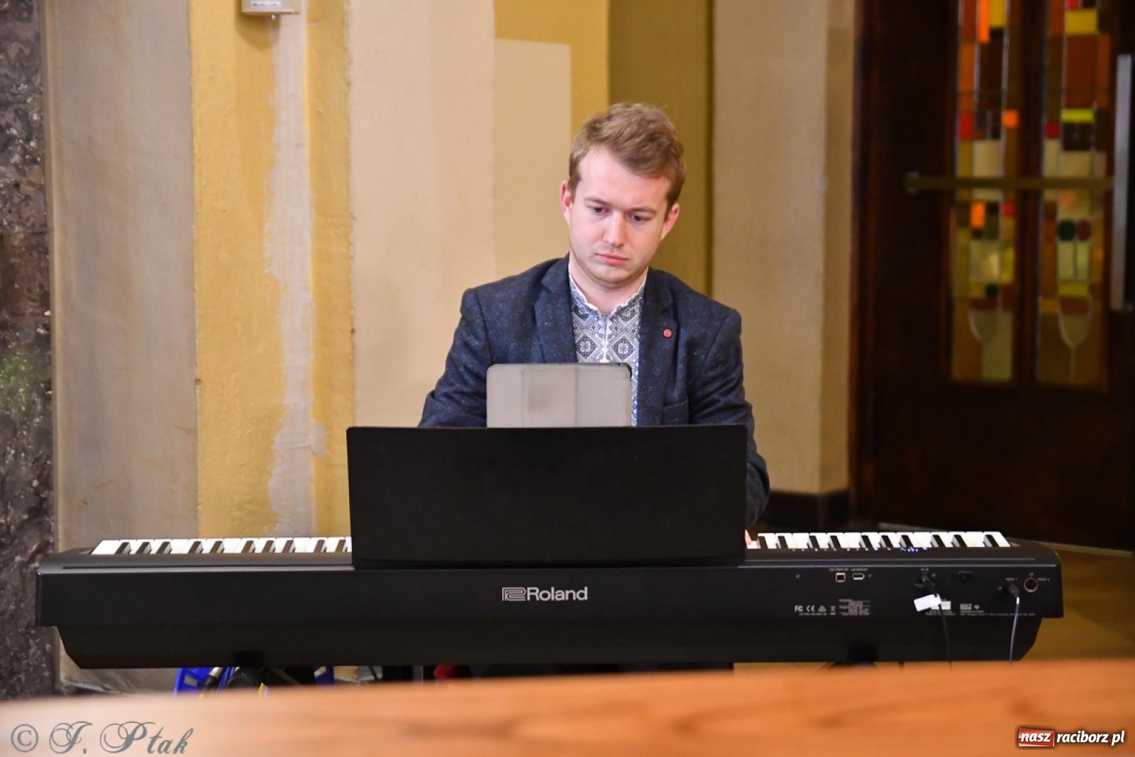 Zdjęcie w galerii na portalu naszraciborz.pl: Ukraińcy z zespołu Solowej grali dziś podczas Mszy św. w okrąglaku [FOTO i WIDEO] wiadomości z regionu