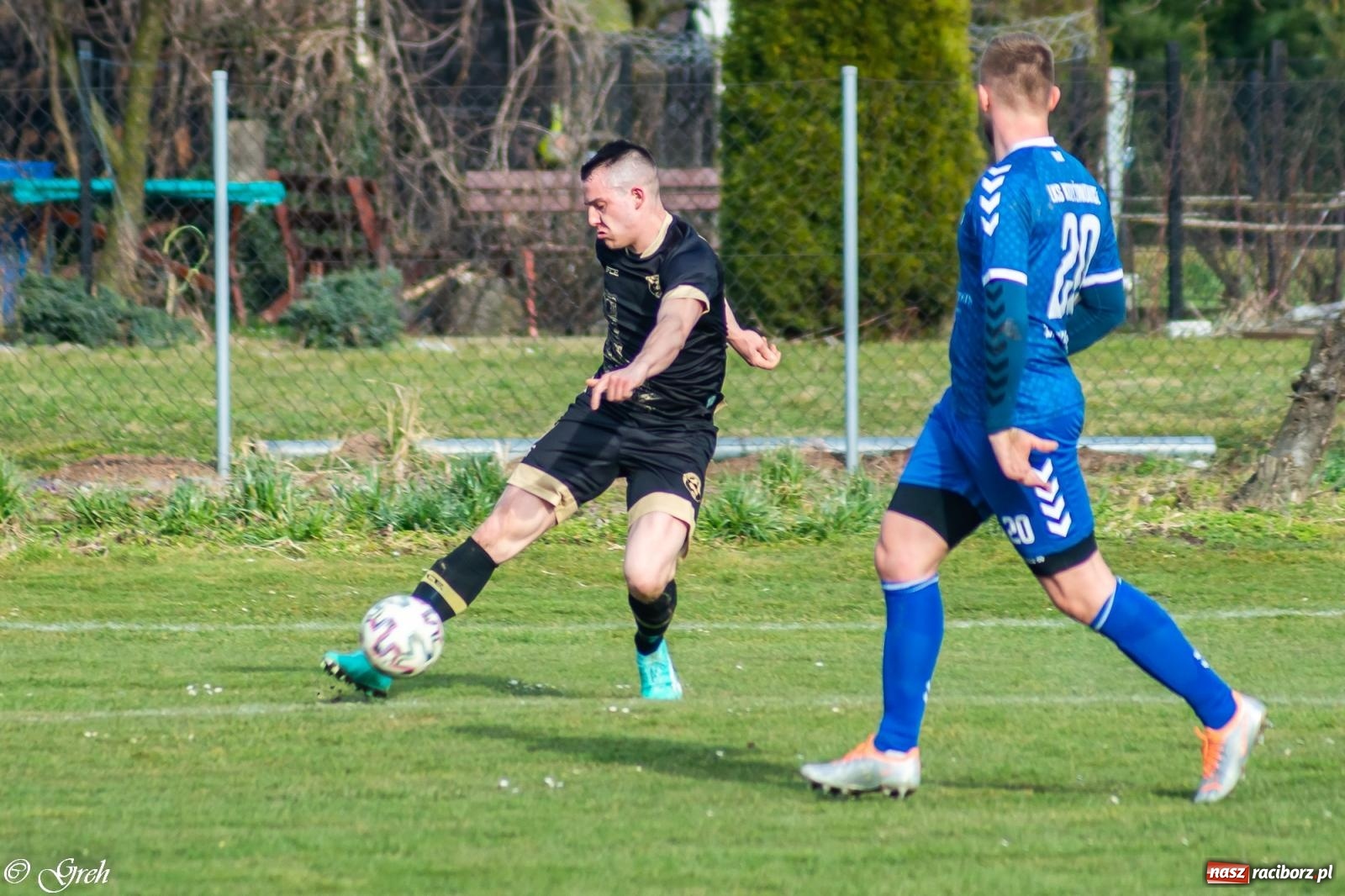 Zdjęcie w galerii na portalu naszraciborz.pl: Brzydkie derby przy Dworcowej. Krzyżanowice uratowały jeden punkt [FOTO] wiadomości z regionu