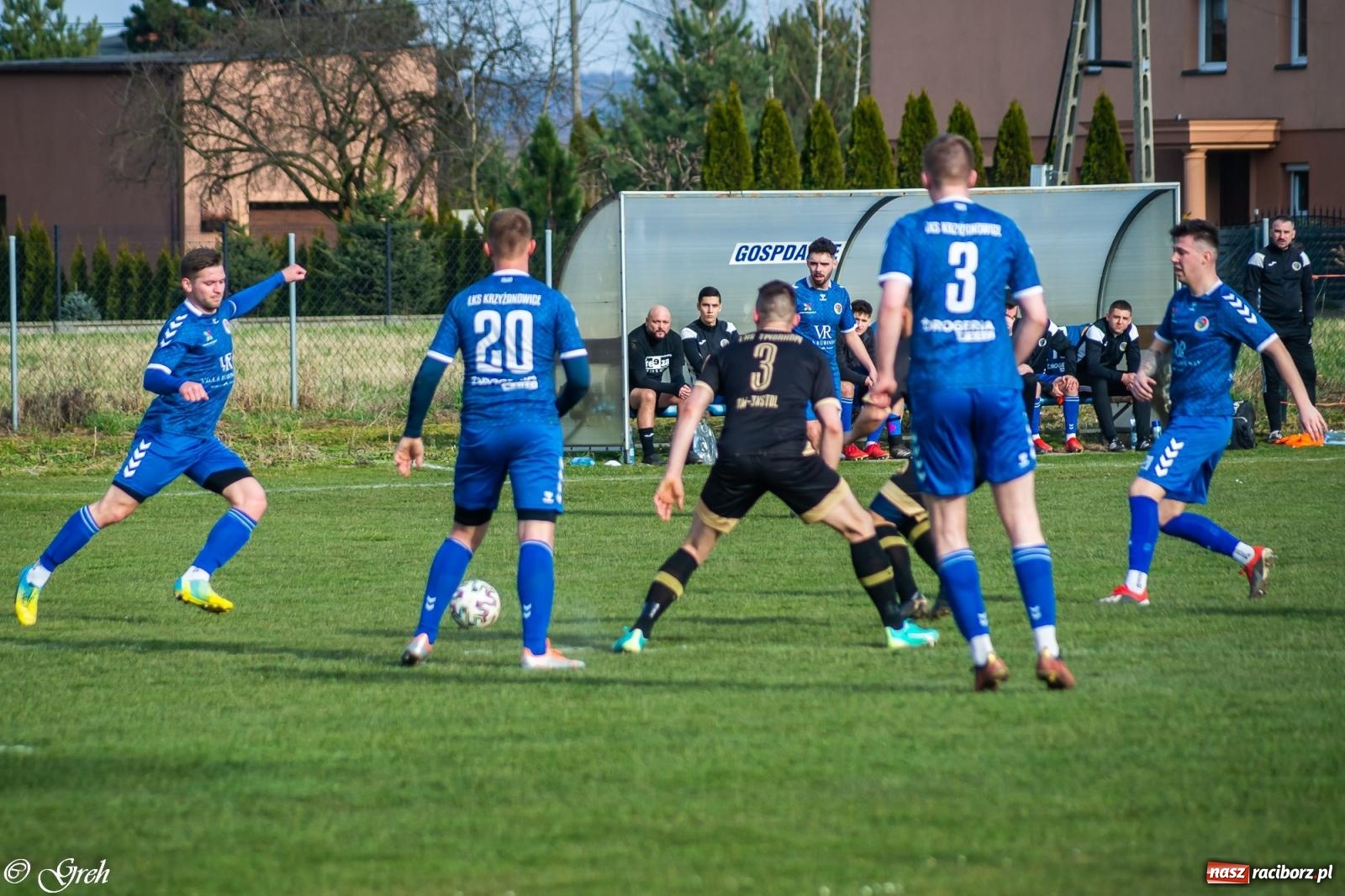 Zdjęcie w galerii na portalu naszraciborz.pl: Brzydkie derby przy Dworcowej. Krzyżanowice uratowały jeden punkt [FOTO] wiadomości z regionu