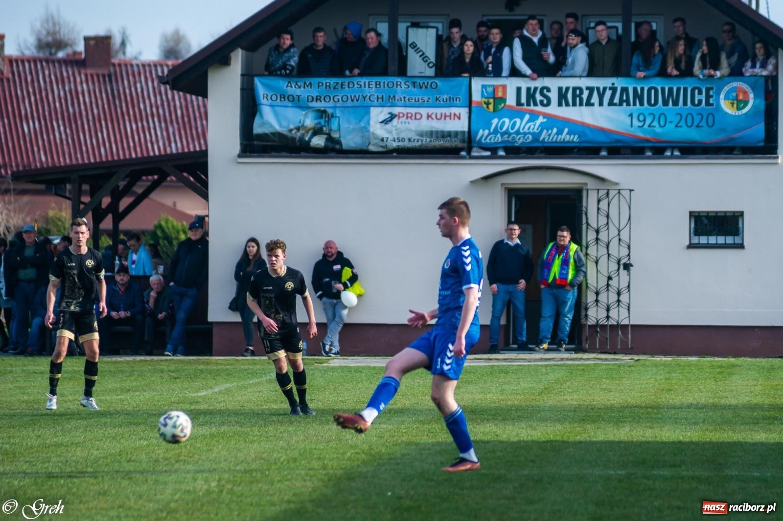 Zdjęcie w galerii na portalu naszraciborz.pl: Brzydkie derby przy Dworcowej. Krzyżanowice uratowały jeden punkt [FOTO] wiadomości z regionu