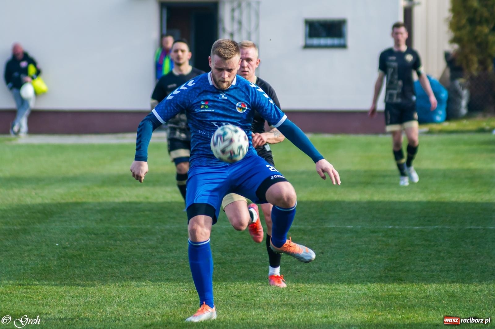 Zdjęcie w galerii na portalu naszraciborz.pl: Brzydkie derby przy Dworcowej. Krzyżanowice uratowały jeden punkt [FOTO] wiadomości z regionu