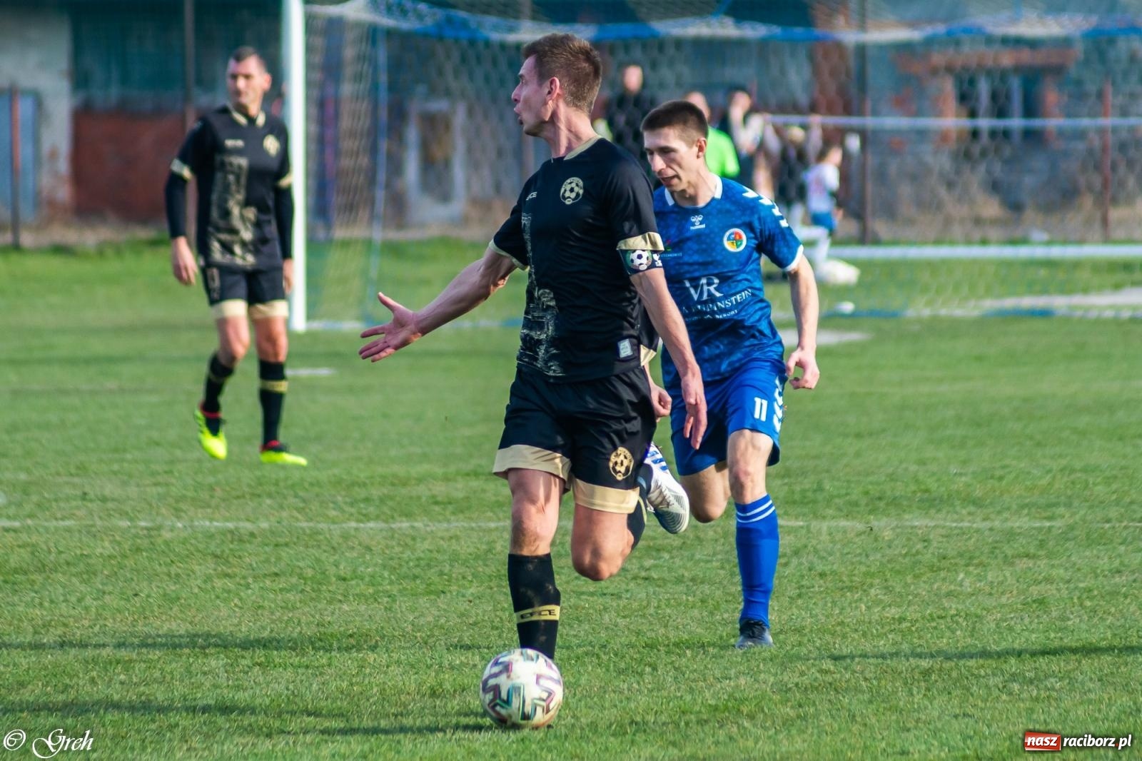 Zdjęcie w galerii na portalu naszraciborz.pl: Brzydkie derby przy Dworcowej. Krzyżanowice uratowały jeden punkt [FOTO] wiadomości z regionu