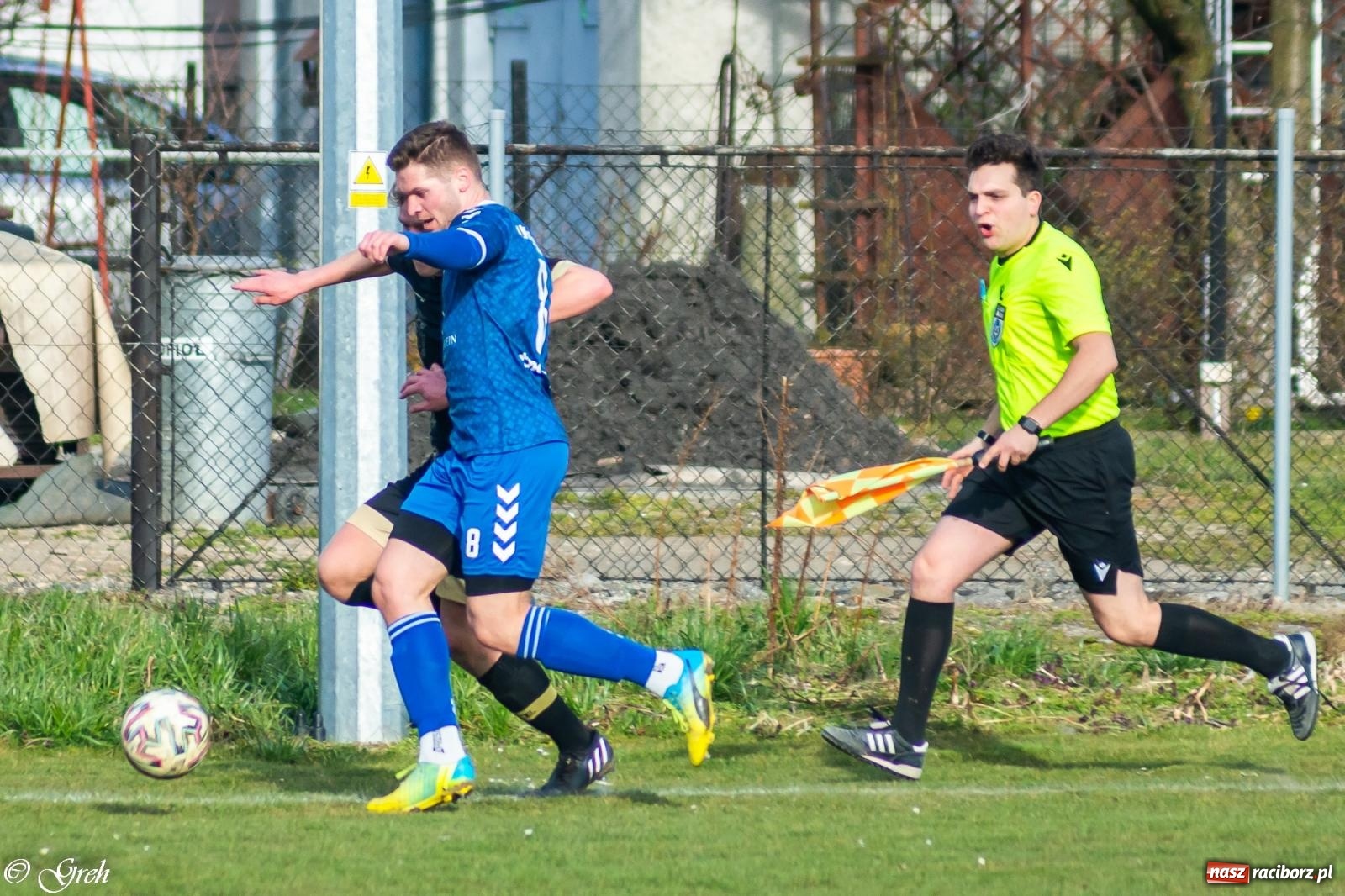 Zdjęcie w galerii na portalu naszraciborz.pl: Brzydkie derby przy Dworcowej. Krzyżanowice uratowały jeden punkt [FOTO] wiadomości z regionu
