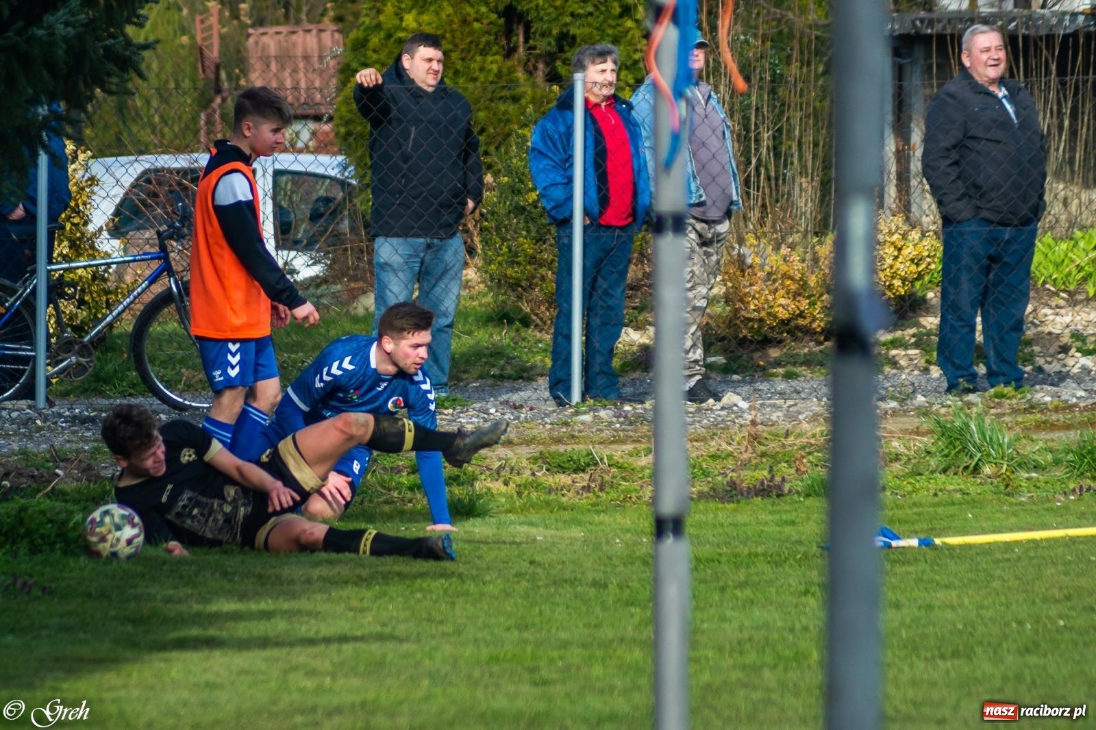 Zdjęcie w galerii na portalu naszraciborz.pl: Brzydkie derby przy Dworcowej. Krzyżanowice uratowały jeden punkt [FOTO] wiadomości z regionu