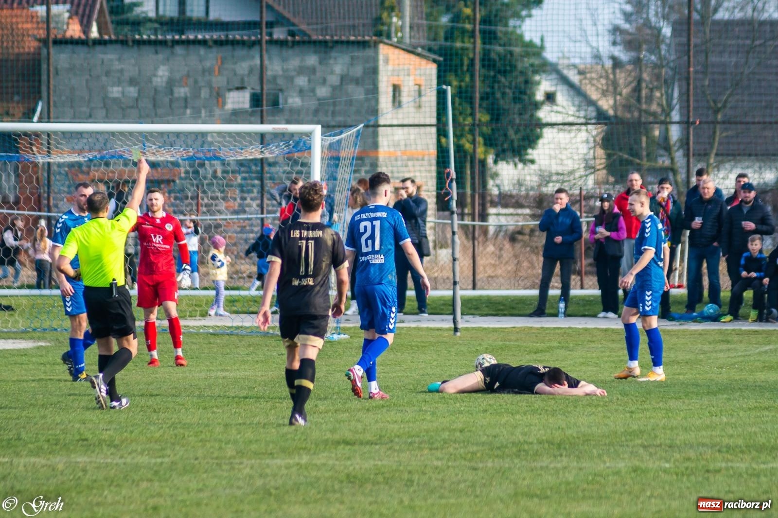 Zdjęcie w galerii na portalu naszraciborz.pl: Brzydkie derby przy Dworcowej. Krzyżanowice uratowały jeden punkt [FOTO] wiadomości z regionu