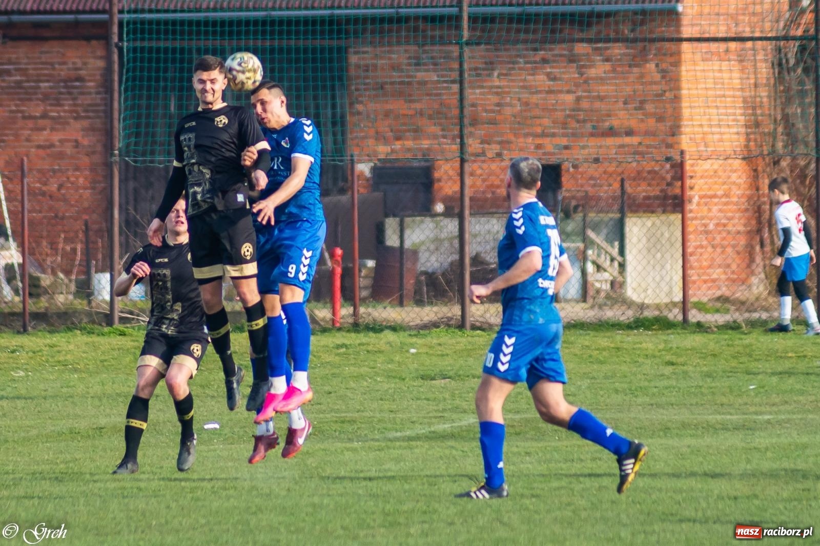 Zdjęcie w galerii na portalu naszraciborz.pl: Brzydkie derby przy Dworcowej. Krzyżanowice uratowały jeden punkt [FOTO] wiadomości z regionu