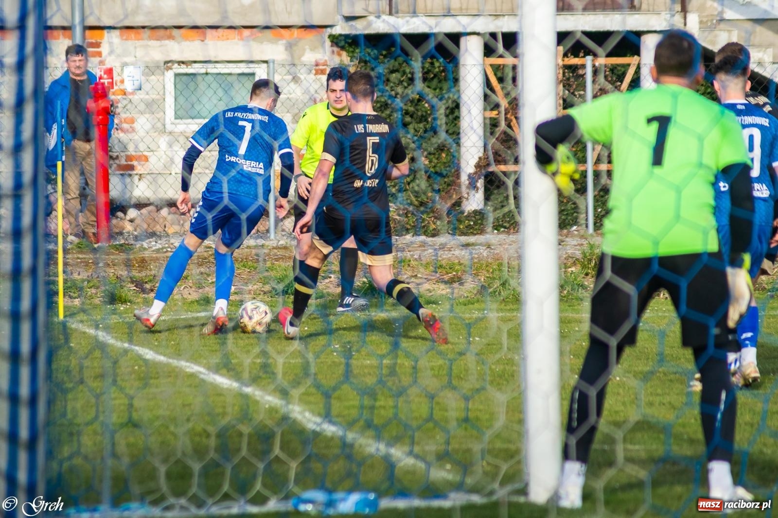 Zdjęcie w galerii na portalu naszraciborz.pl: Brzydkie derby przy Dworcowej. Krzyżanowice uratowały jeden punkt [FOTO] wiadomości z regionu