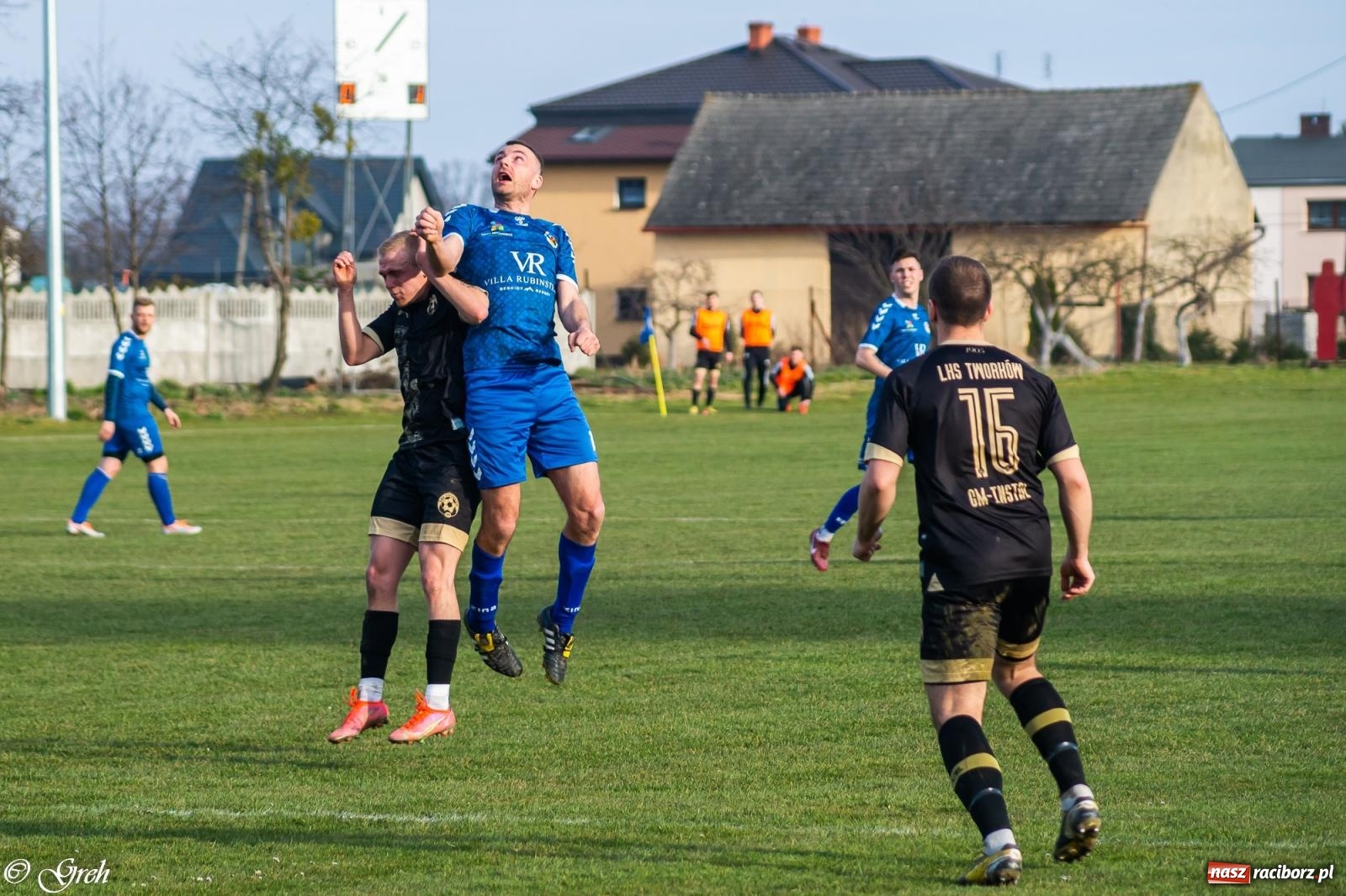 Zdjęcie w galerii na portalu naszraciborz.pl: Brzydkie derby przy Dworcowej. Krzyżanowice uratowały jeden punkt [FOTO] wiadomości z regionu