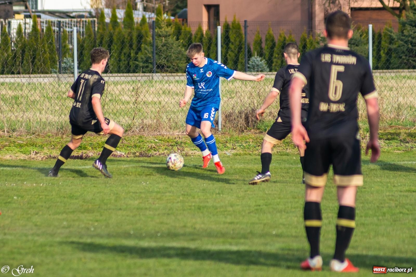 Zdjęcie w galerii na portalu naszraciborz.pl: Brzydkie derby przy Dworcowej. Krzyżanowice uratowały jeden punkt [FOTO] wiadomości z regionu