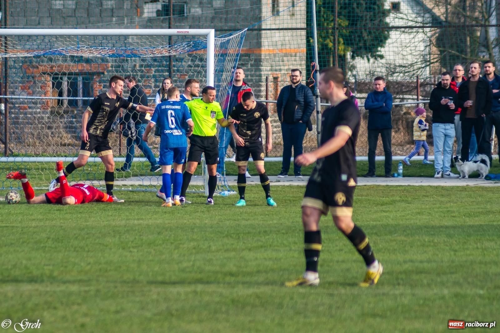 Zdjęcie w galerii na portalu naszraciborz.pl: Brzydkie derby przy Dworcowej. Krzyżanowice uratowały jeden punkt [FOTO] wiadomości z regionu