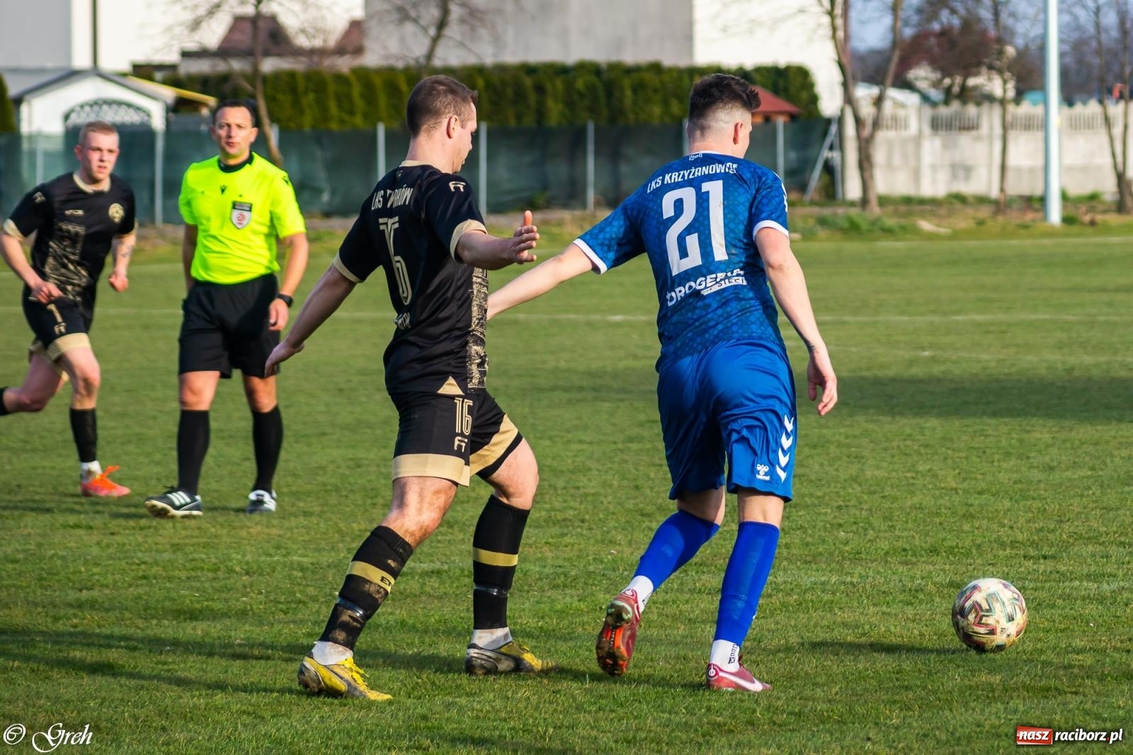 Zdjęcie w galerii na portalu naszraciborz.pl: Brzydkie derby przy Dworcowej. Krzyżanowice uratowały jeden punkt [FOTO] wiadomości z regionu