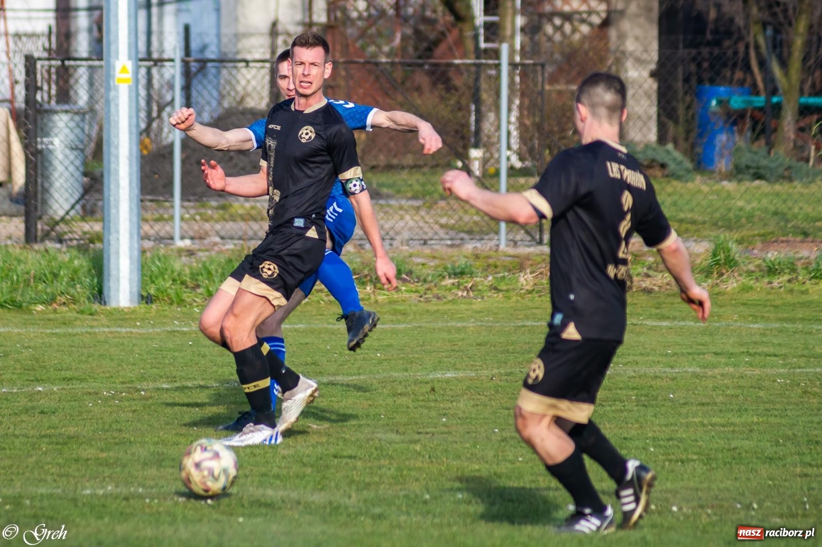 Zdjęcie w galerii na portalu naszraciborz.pl: Brzydkie derby przy Dworcowej. Krzyżanowice uratowały jeden punkt [FOTO] wiadomości z regionu