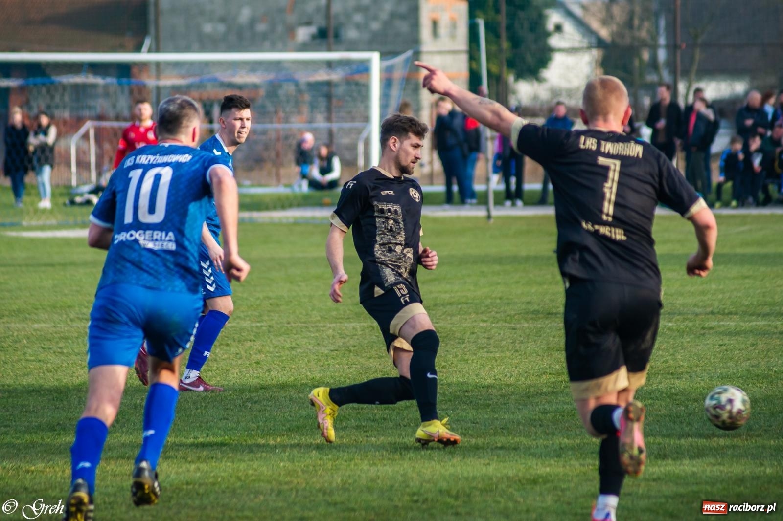 Zdjęcie w galerii na portalu naszraciborz.pl: Brzydkie derby przy Dworcowej. Krzyżanowice uratowały jeden punkt [FOTO] wiadomości z regionu