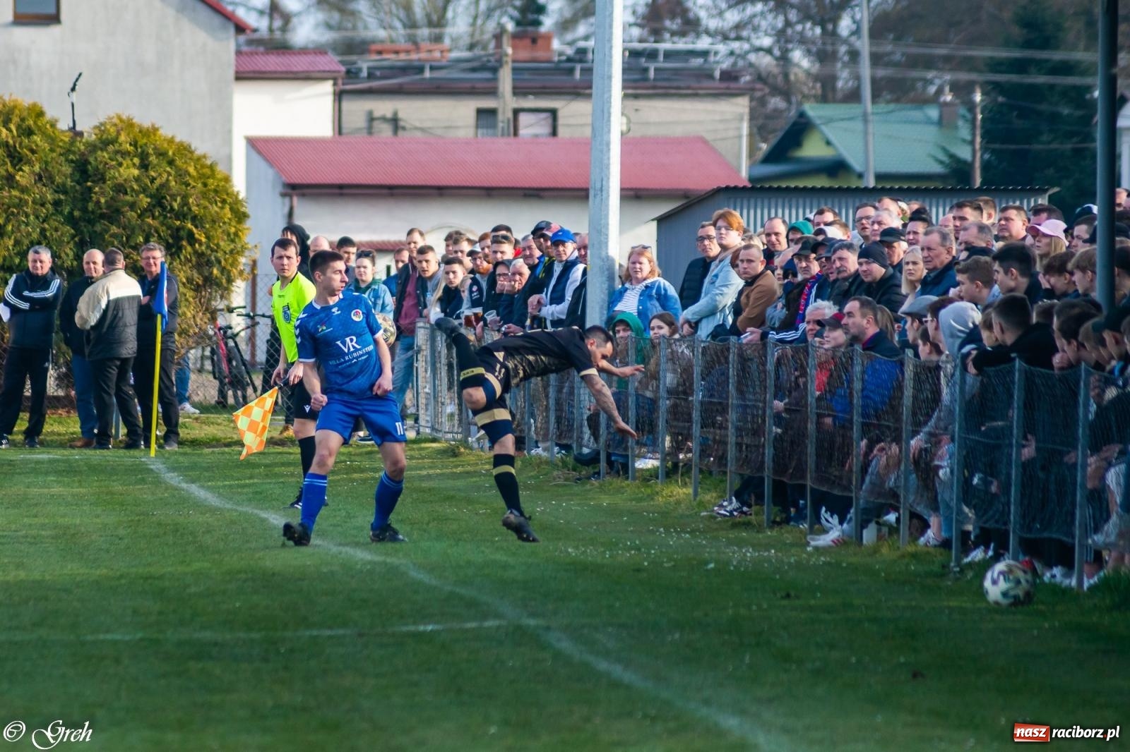 Zdjęcie w galerii na portalu naszraciborz.pl: Brzydkie derby przy Dworcowej. Krzyżanowice uratowały jeden punkt [FOTO] wiadomości z regionu