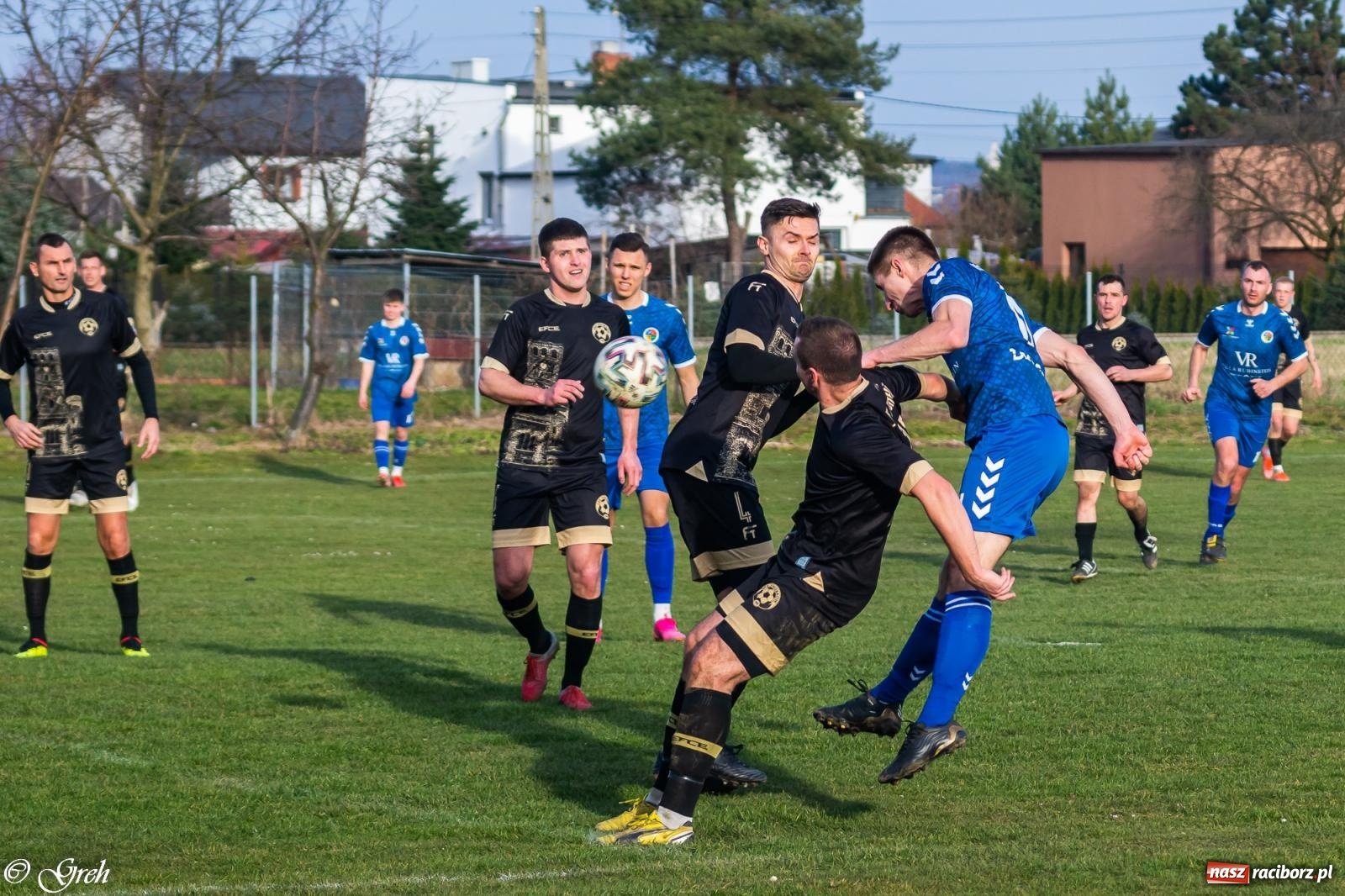 Zdjęcie w galerii na portalu naszraciborz.pl: Brzydkie derby przy Dworcowej. Krzyżanowice uratowały jeden punkt [FOTO] wiadomości z regionu