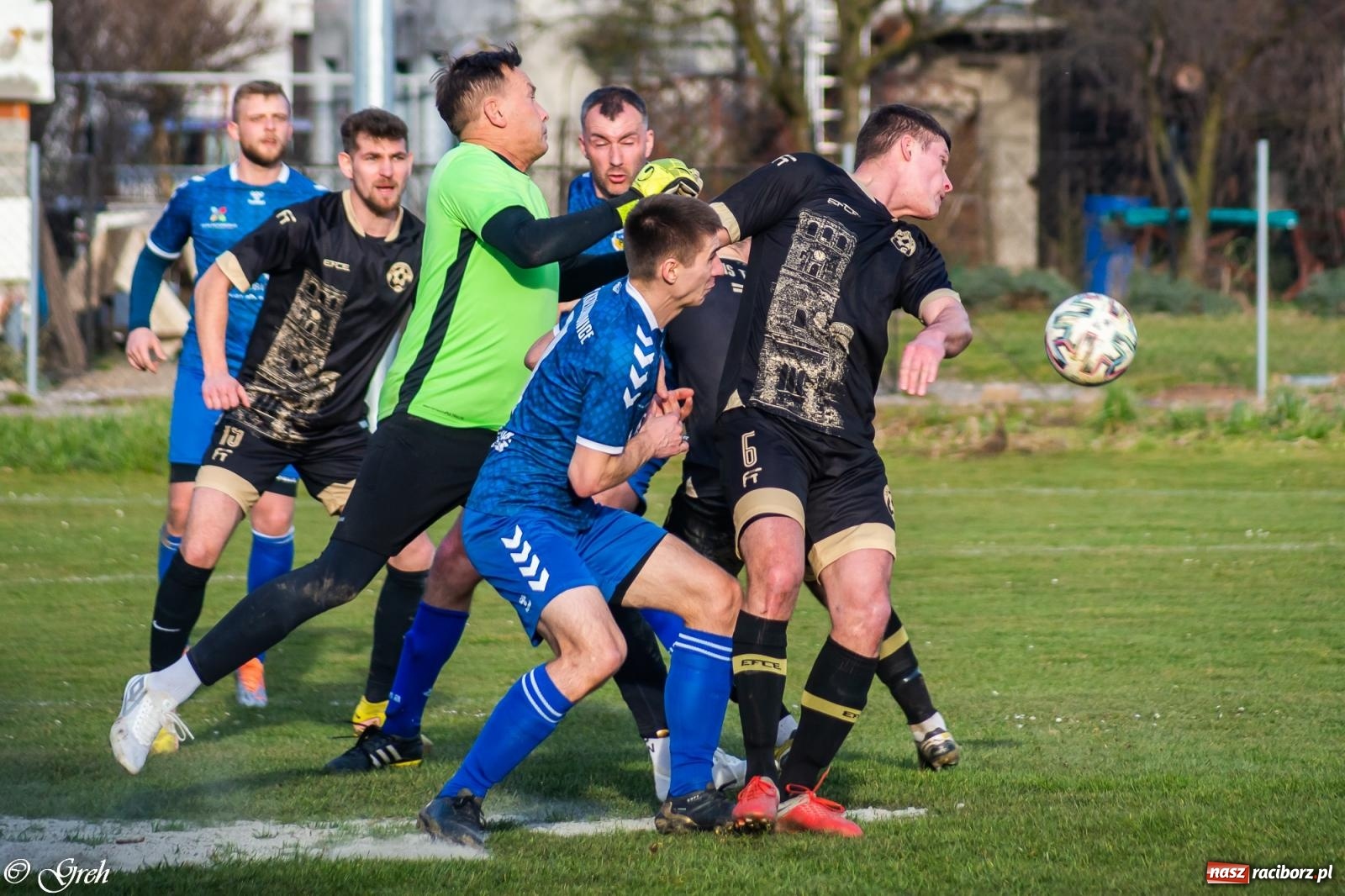 Zdjęcie w galerii na portalu naszraciborz.pl: Brzydkie derby przy Dworcowej. Krzyżanowice uratowały jeden punkt [FOTO] wiadomości z regionu