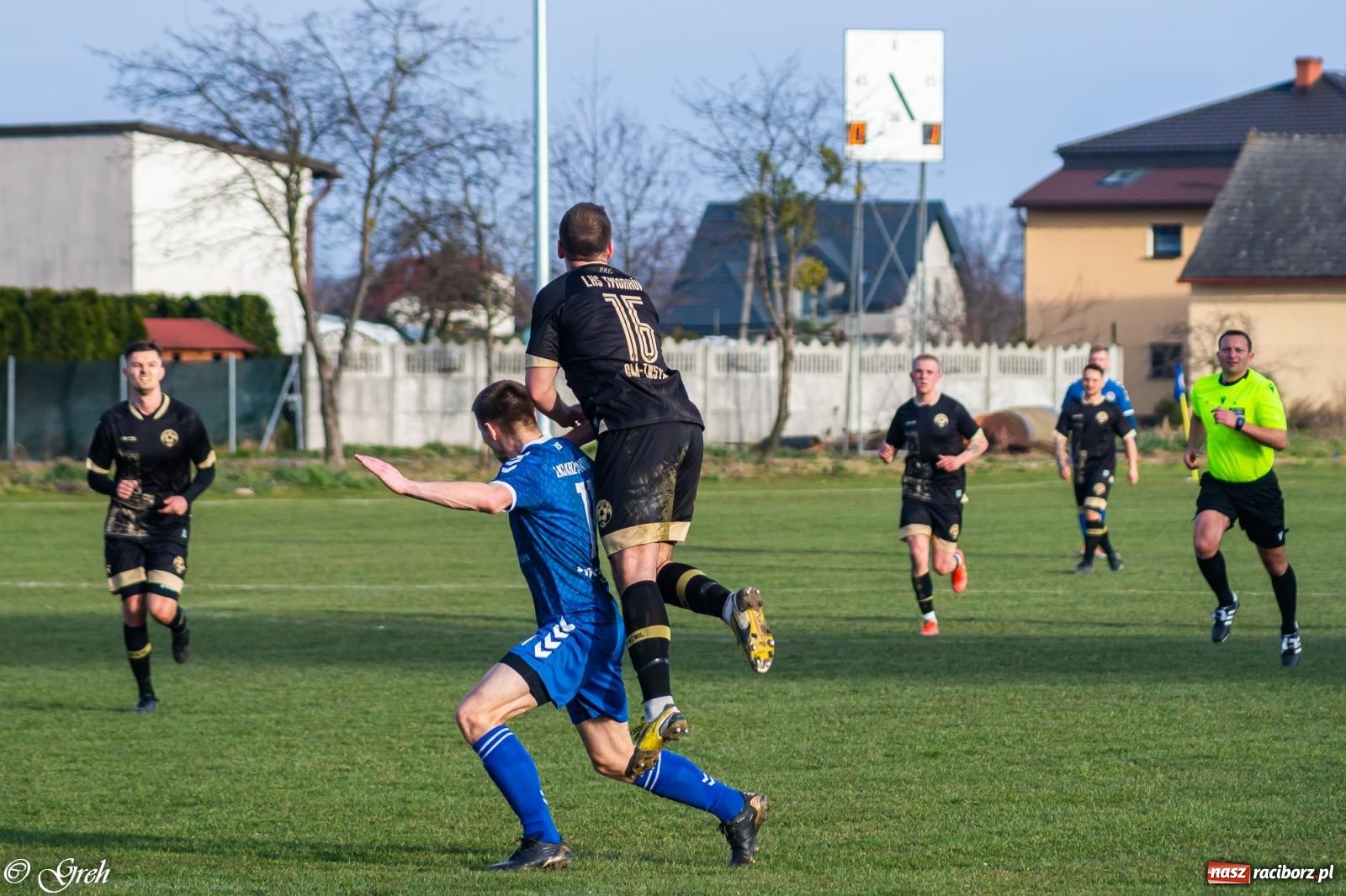 Zdjęcie w galerii na portalu naszraciborz.pl: Brzydkie derby przy Dworcowej. Krzyżanowice uratowały jeden punkt [FOTO] wiadomości z regionu