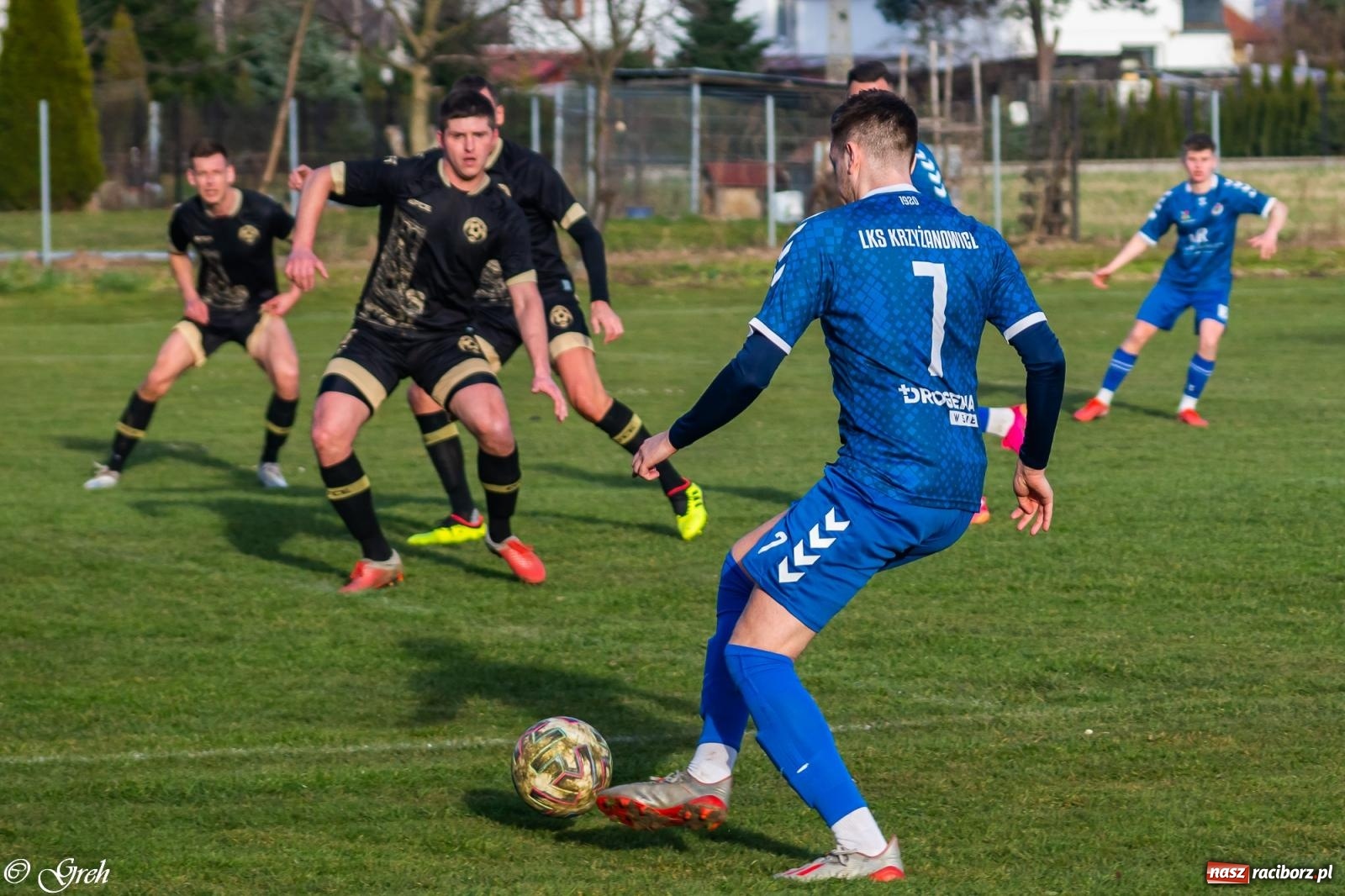 Zdjęcie w galerii na portalu naszraciborz.pl: Brzydkie derby przy Dworcowej. Krzyżanowice uratowały jeden punkt [FOTO] wiadomości z regionu