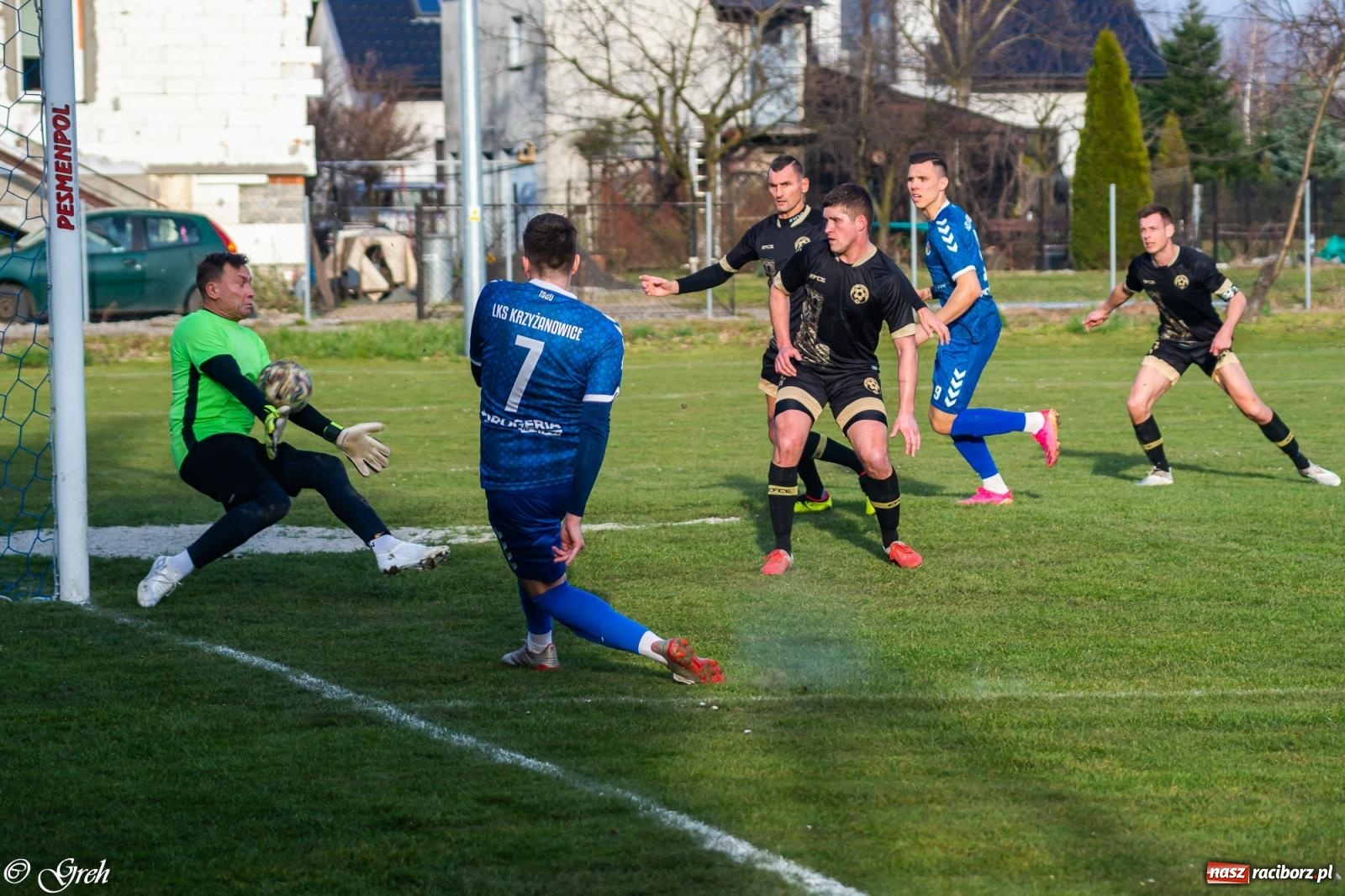 Zdjęcie w galerii na portalu naszraciborz.pl: Brzydkie derby przy Dworcowej. Krzyżanowice uratowały jeden punkt [FOTO] wiadomości z regionu