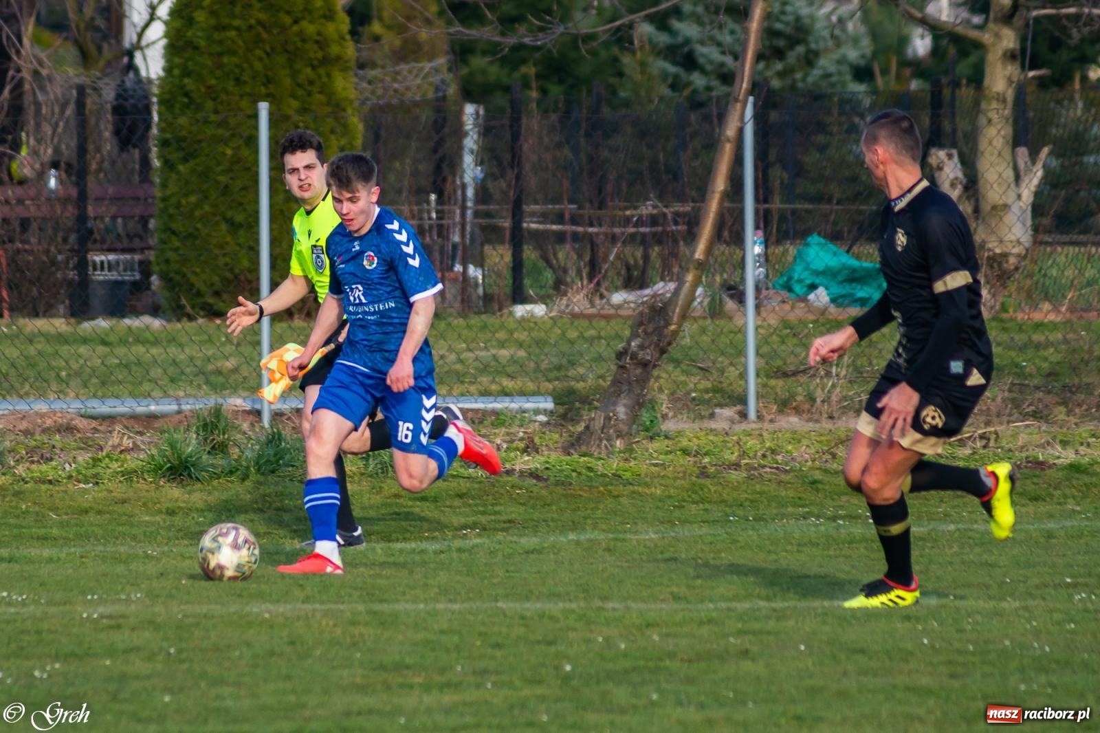 Zdjęcie w galerii na portalu naszraciborz.pl: Brzydkie derby przy Dworcowej. Krzyżanowice uratowały jeden punkt [FOTO] wiadomości z regionu