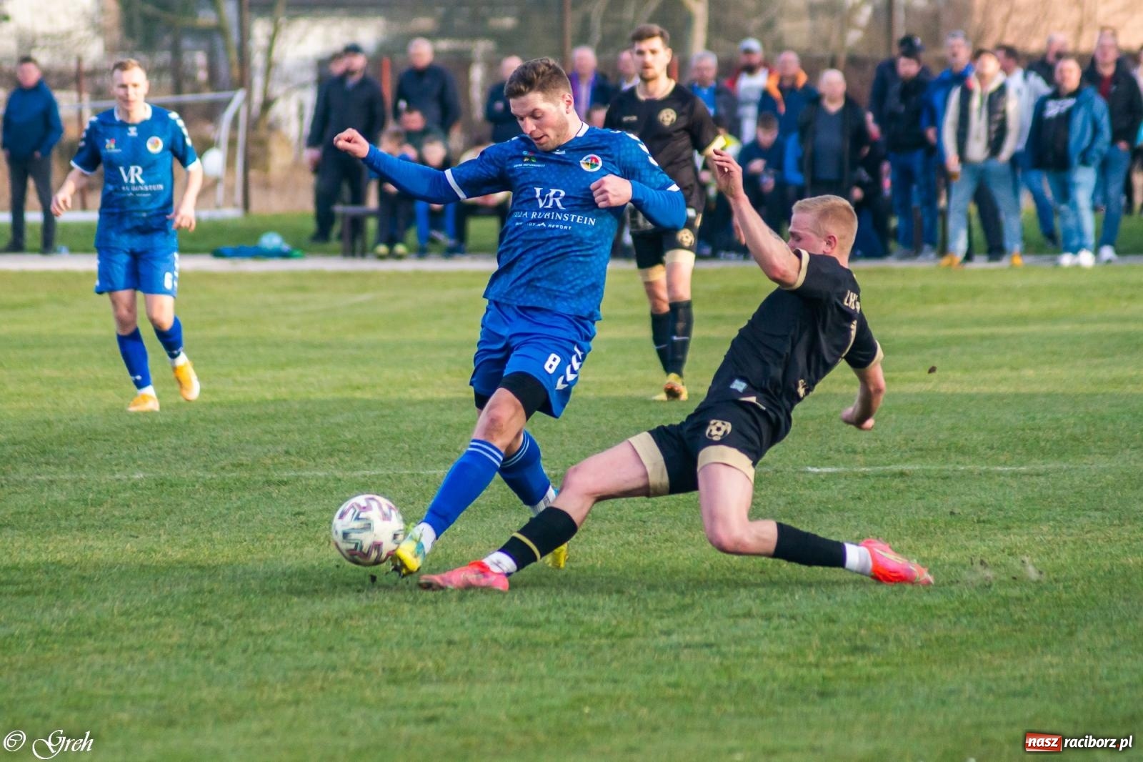 Zdjęcie w galerii na portalu naszraciborz.pl: Brzydkie derby przy Dworcowej. Krzyżanowice uratowały jeden punkt [FOTO] wiadomości z regionu