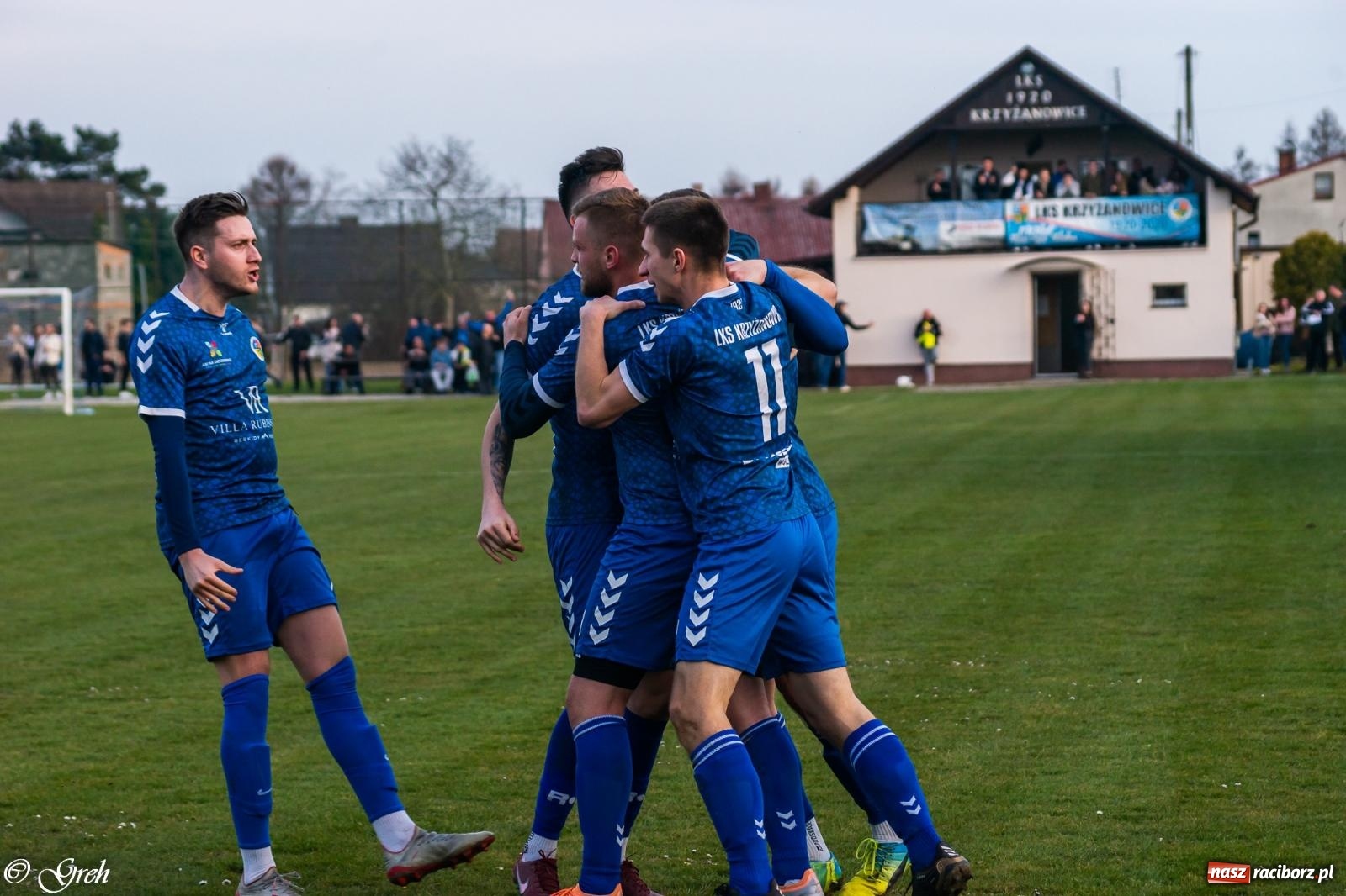 Zdjęcie w galerii na portalu naszraciborz.pl: Brzydkie derby przy Dworcowej. Krzyżanowice uratowały jeden punkt [FOTO] wiadomości z regionu